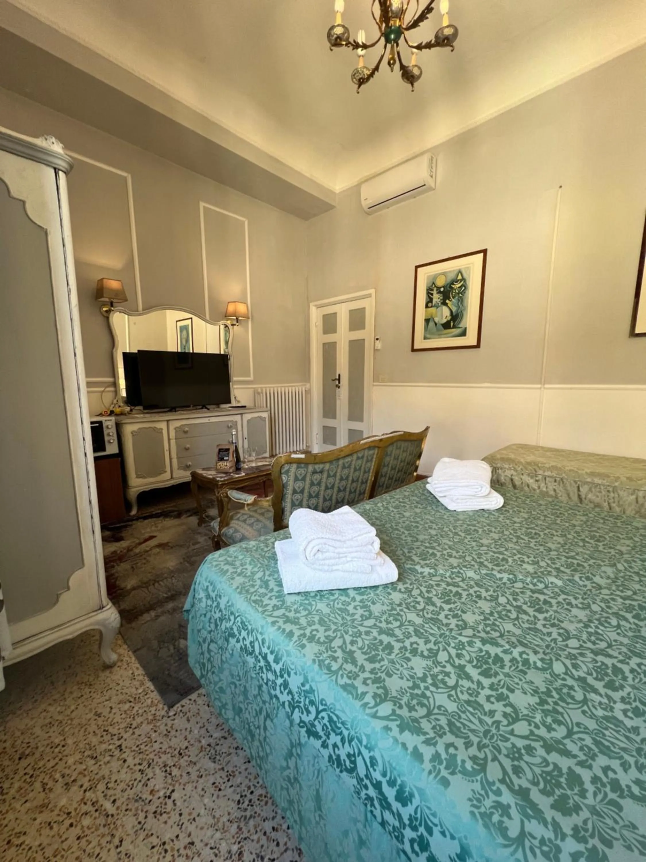 Bed in Souvenir Maya