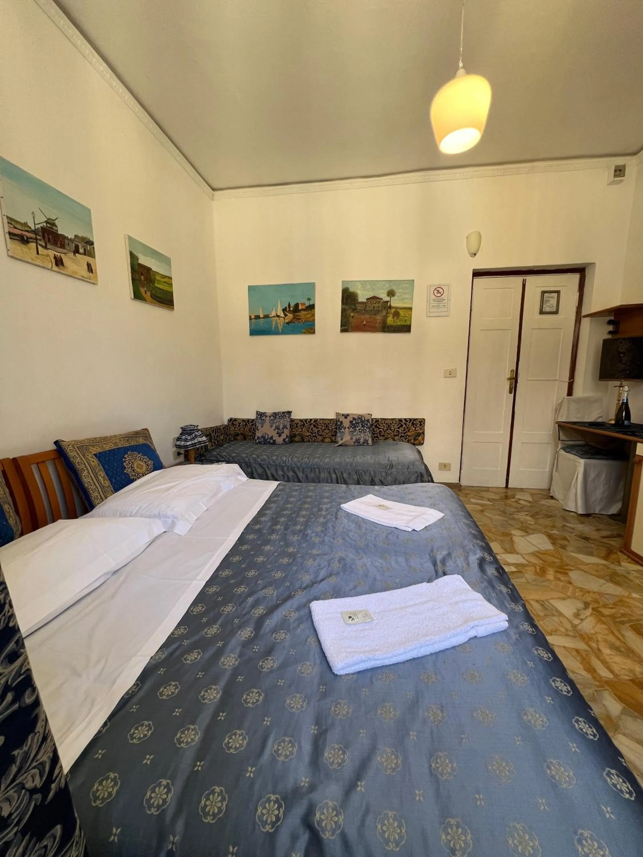 Photo of the whole room, Bed in Souvenir Maya