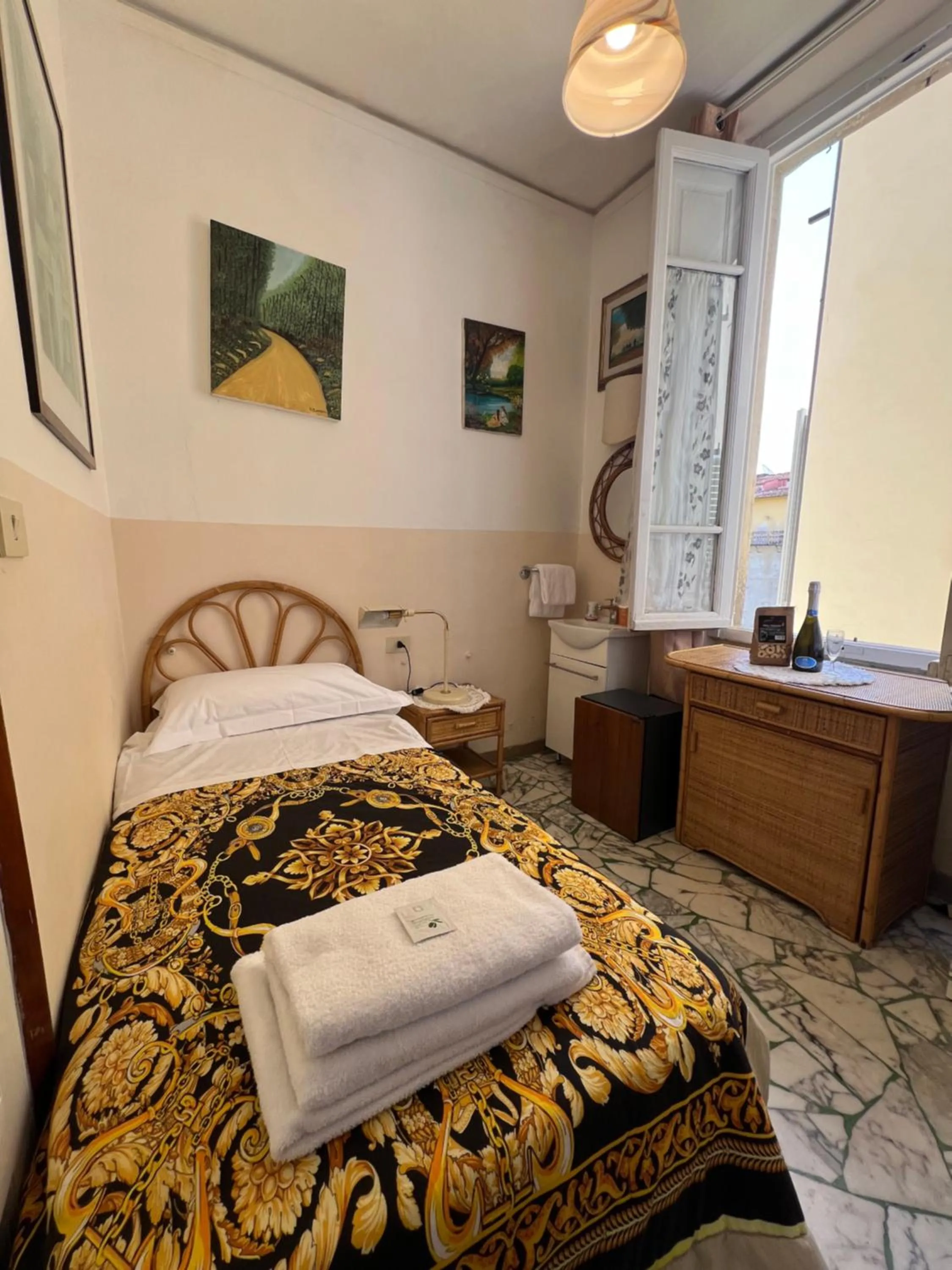 Bedroom, Bed in Souvenir Maya