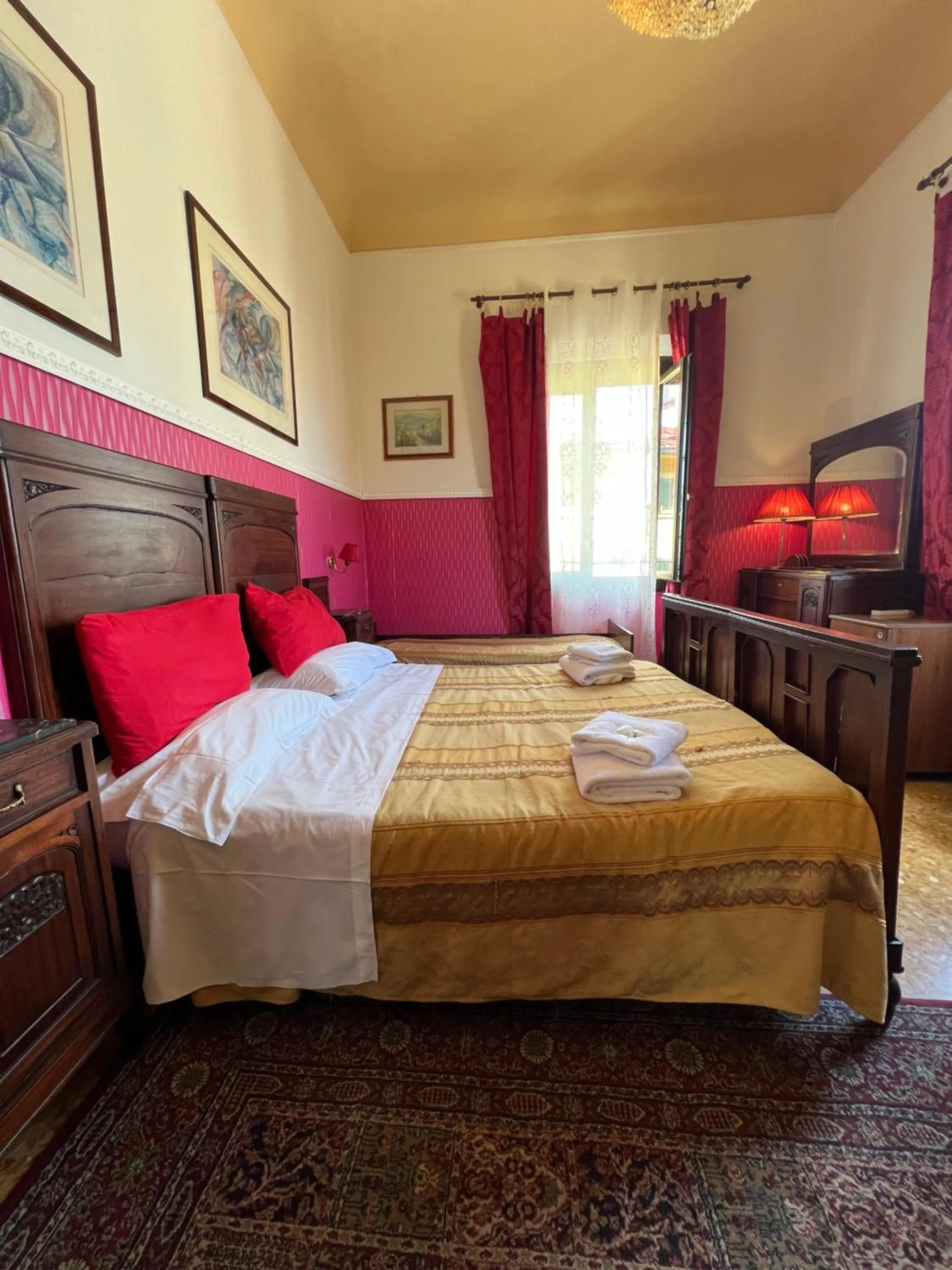Bed in Souvenir Maya