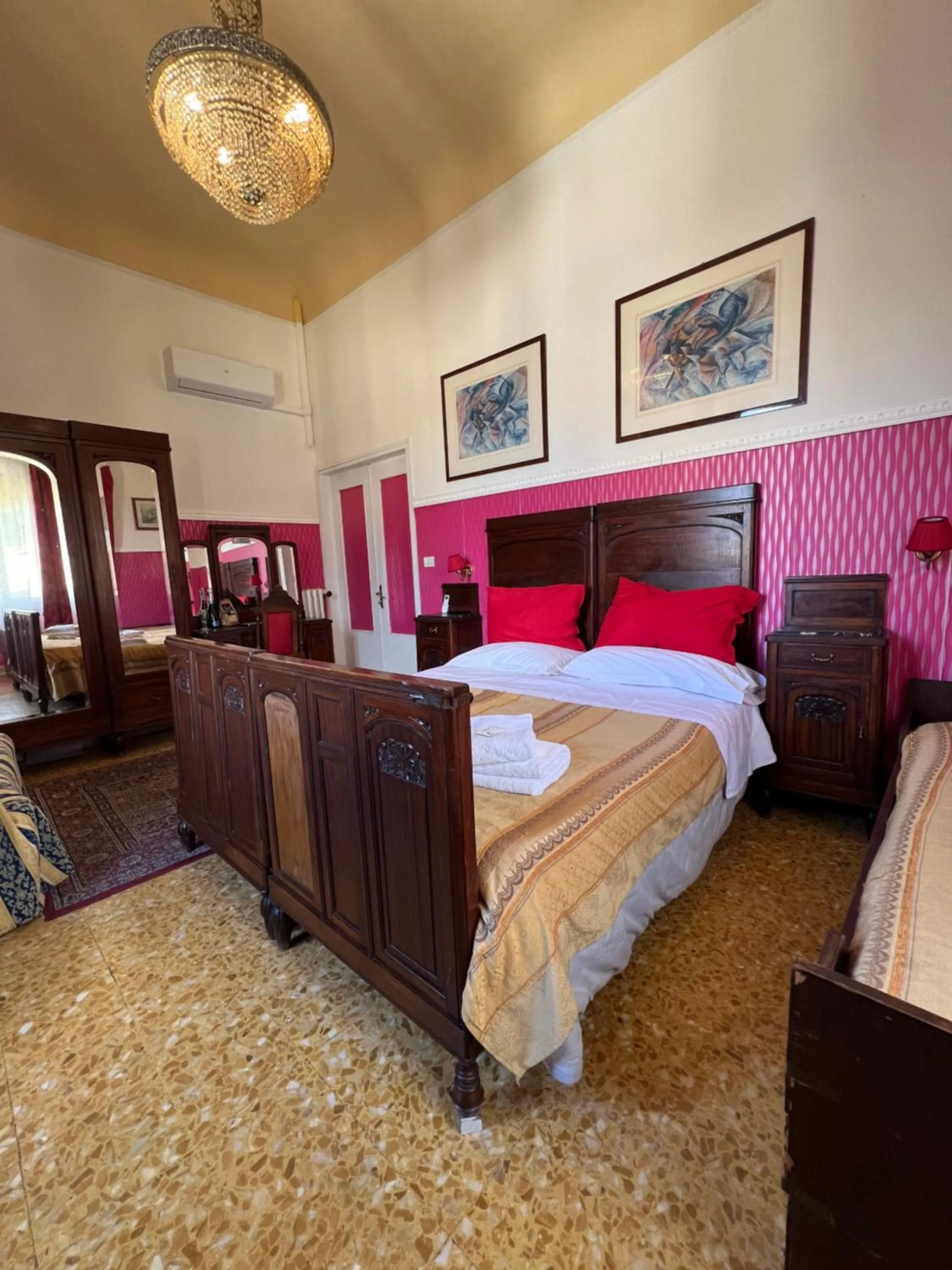 Bed in Souvenir Maya
