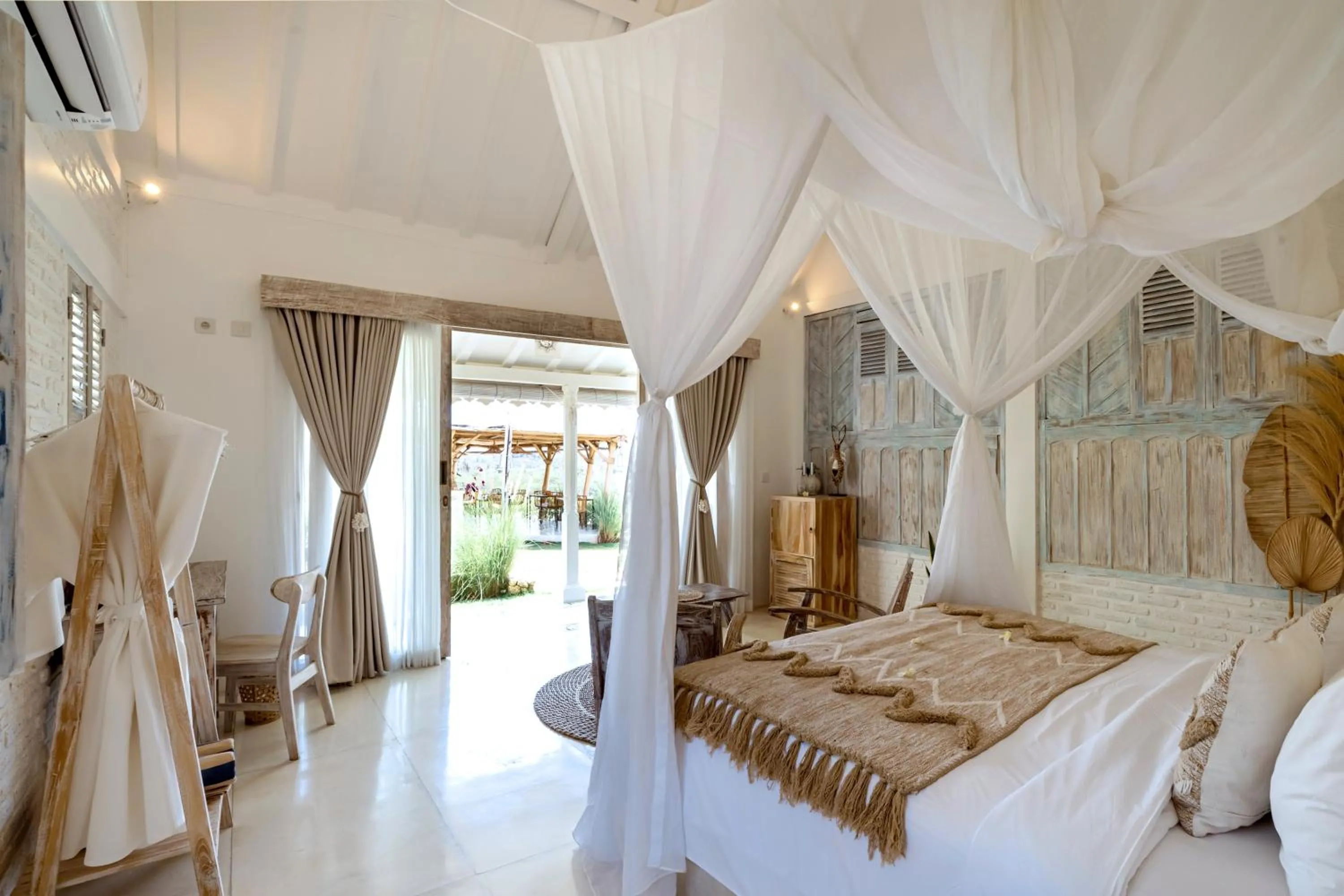 Photo of the whole room, Bed in Atalaya Villas Nusa Penida - Adults only