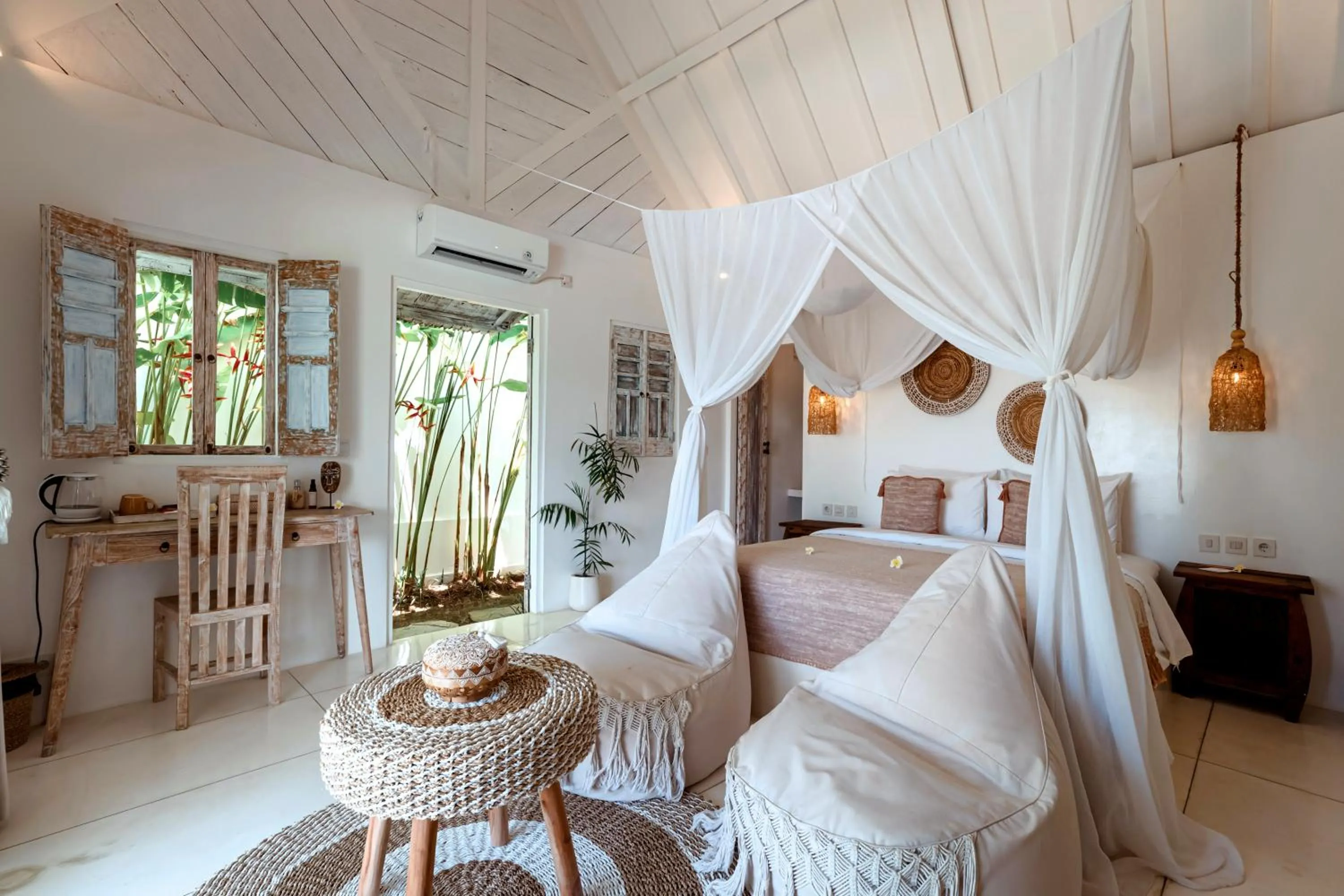 Photo of the whole room, Bed in Atalaya Villas Nusa Penida - Adults only