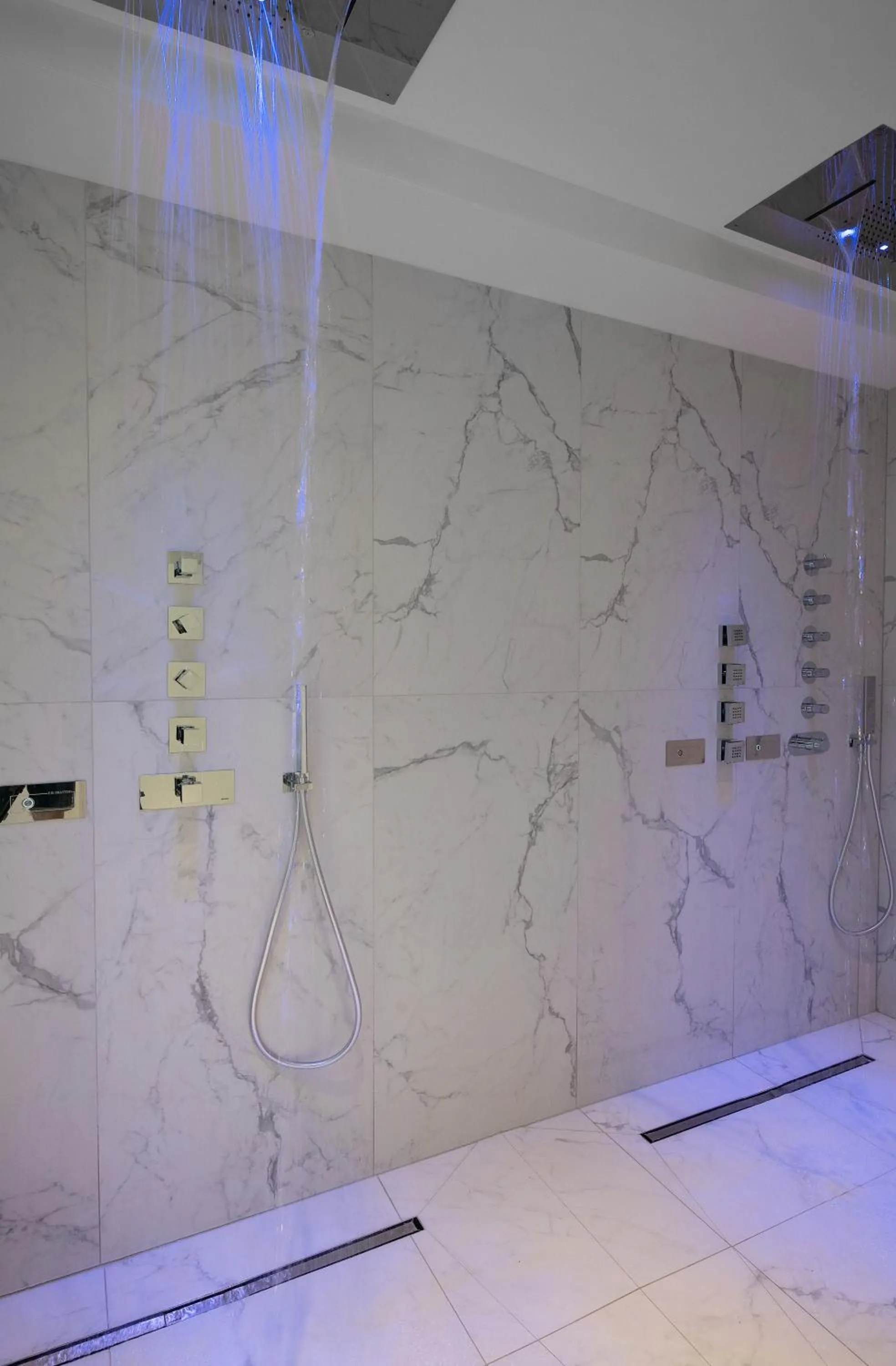 Shower in Radisson Blu Hotel, Cluj
