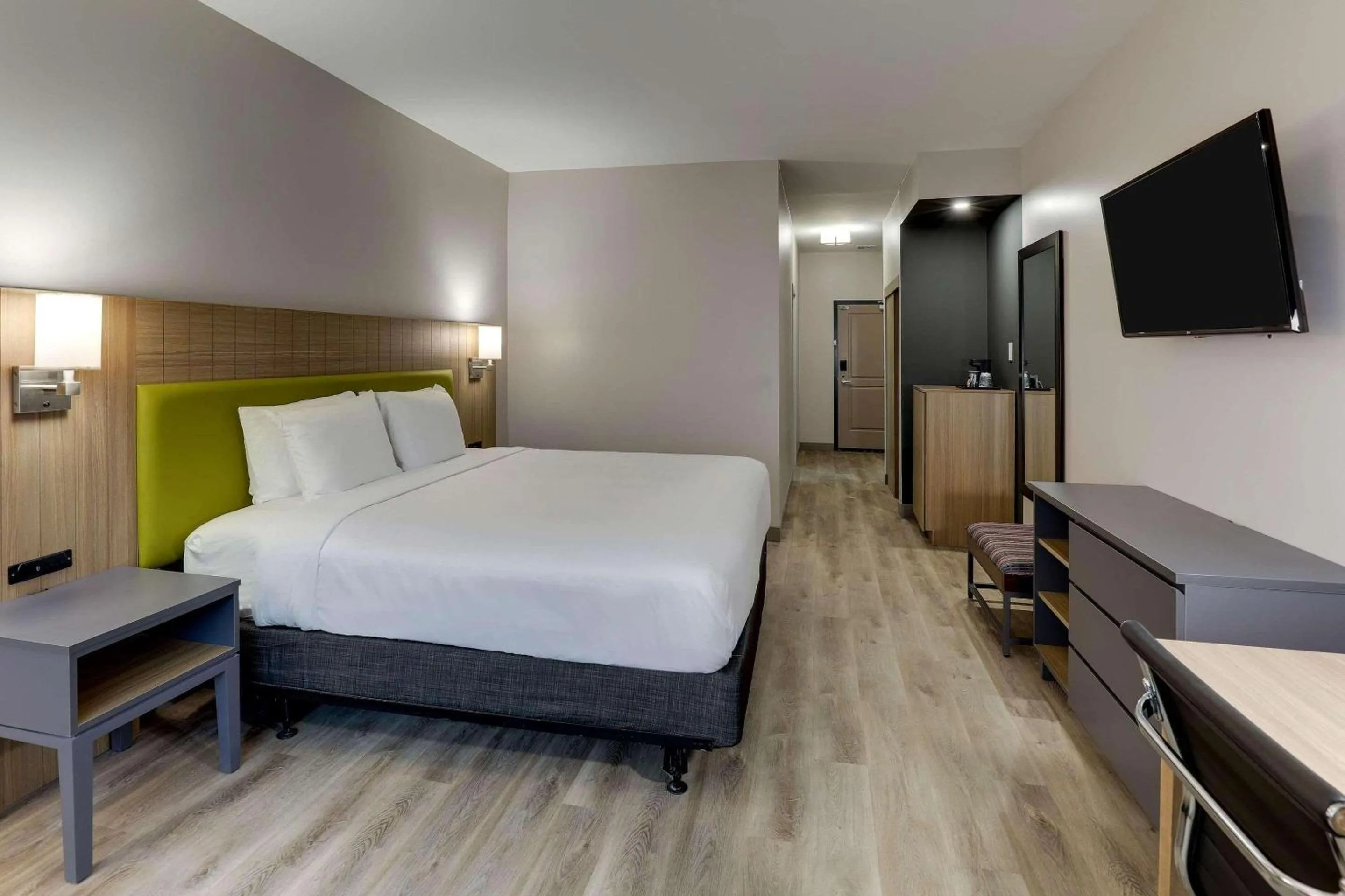 Bedroom, Bed in Country Inn & Suites by Radisson, Cumming near NorthSide Hospital Forsyth