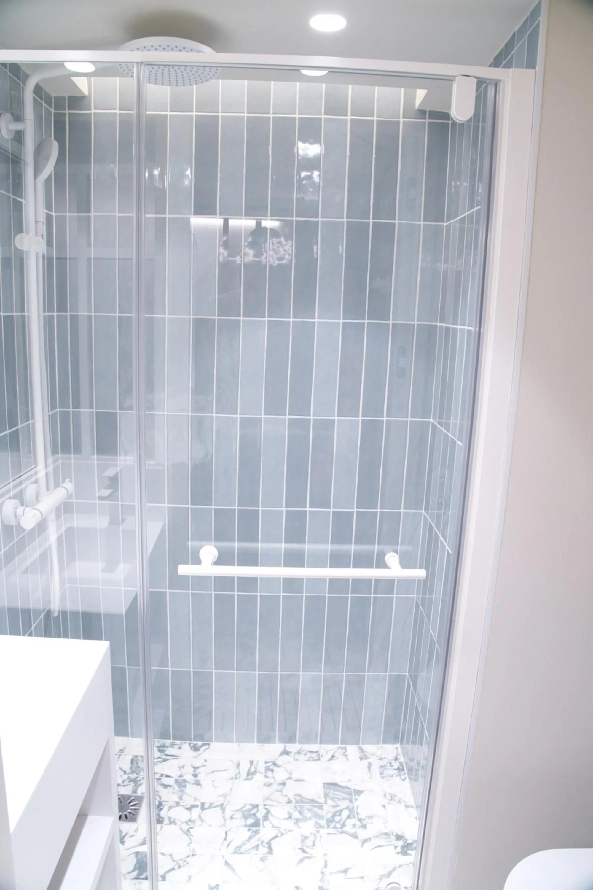 Shower in Hotel Yac Paris Clichy, a member of Radisson Individuals