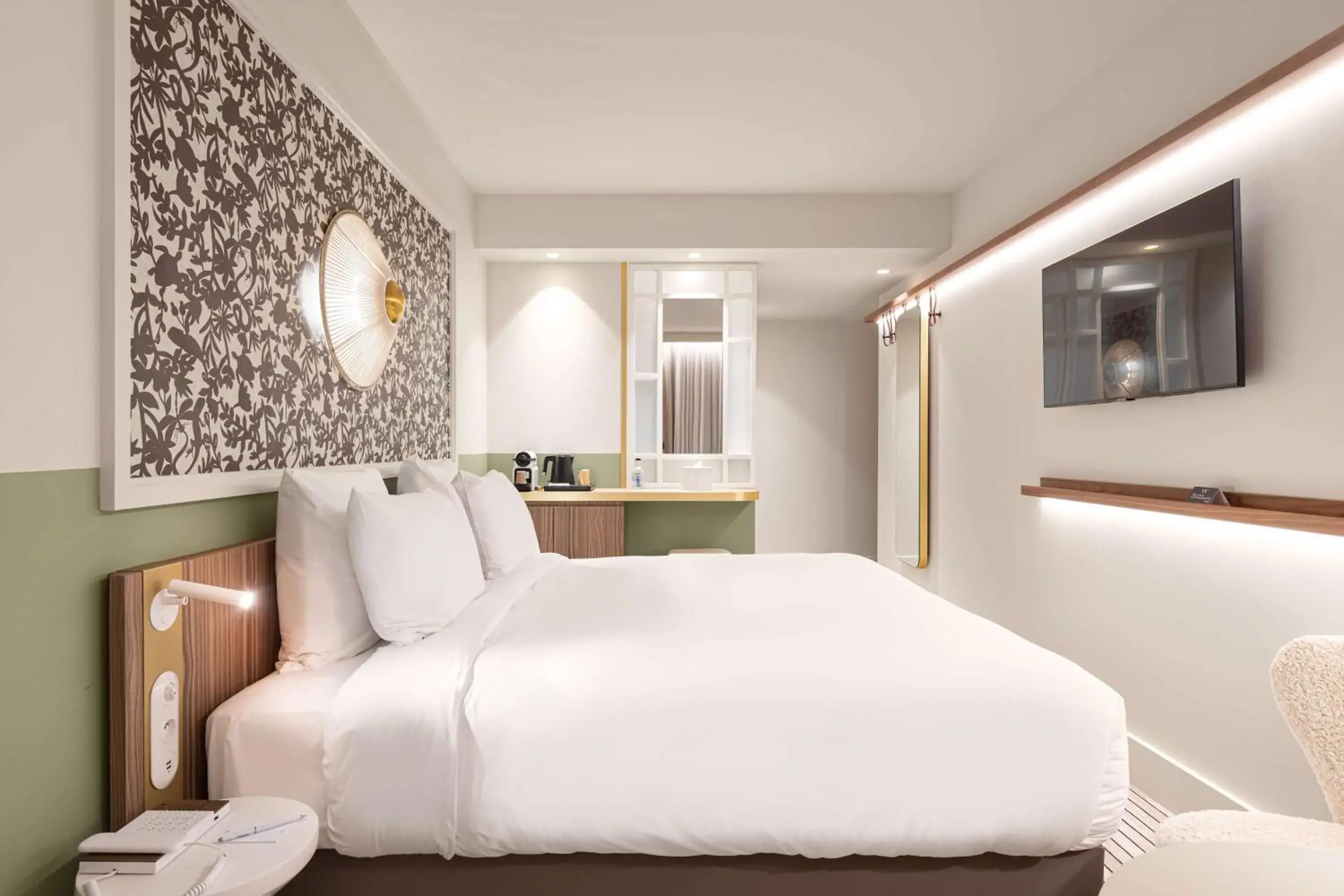 Bedroom, Bed in Hotel Yac Paris Clichy, a member of Radisson Individuals Bedroom, Bed in Hotel Yac Paris Clichy, a member of Radisson Individuals