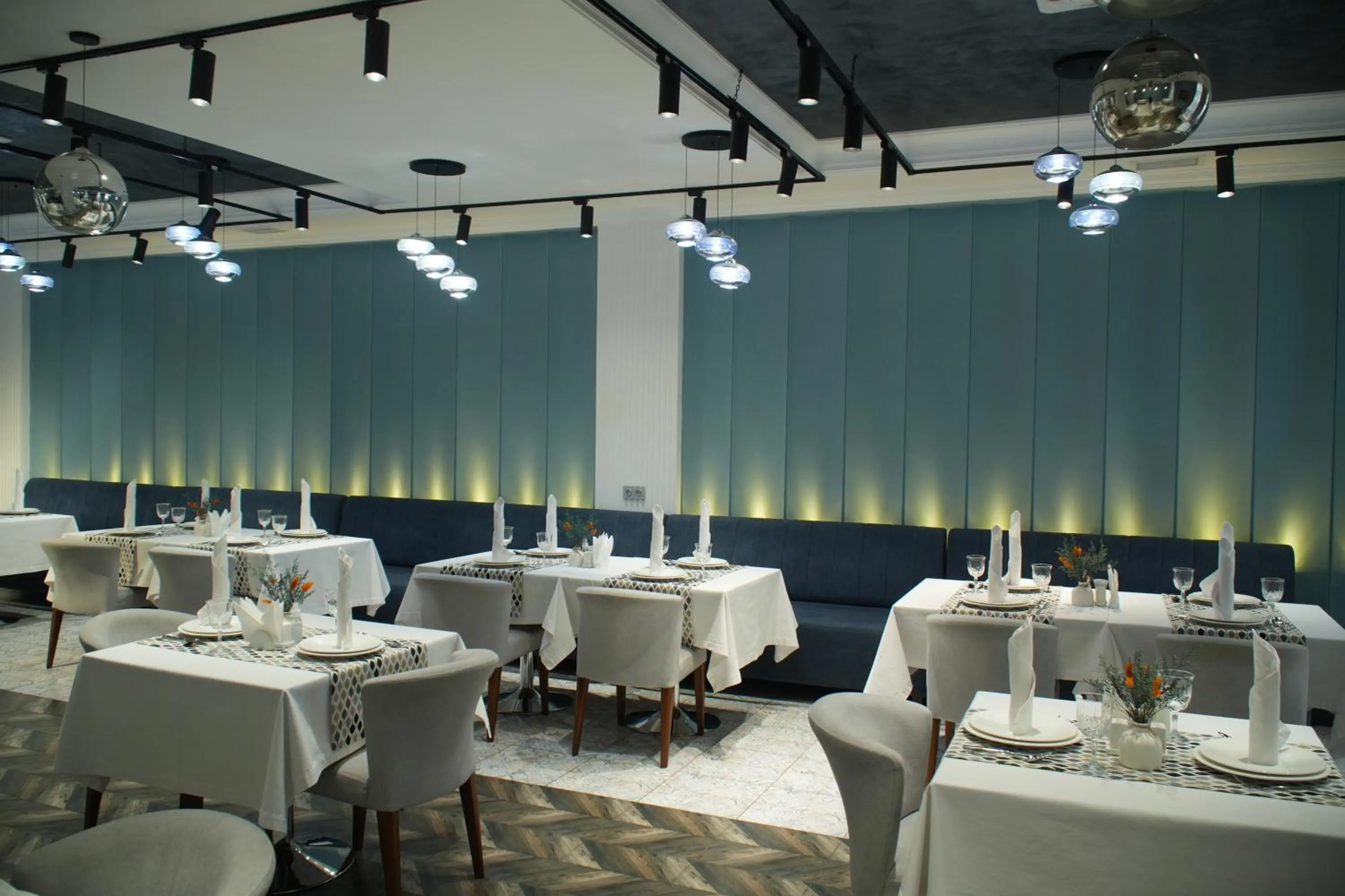 Restaurant/places to eat in Green Park Hotel