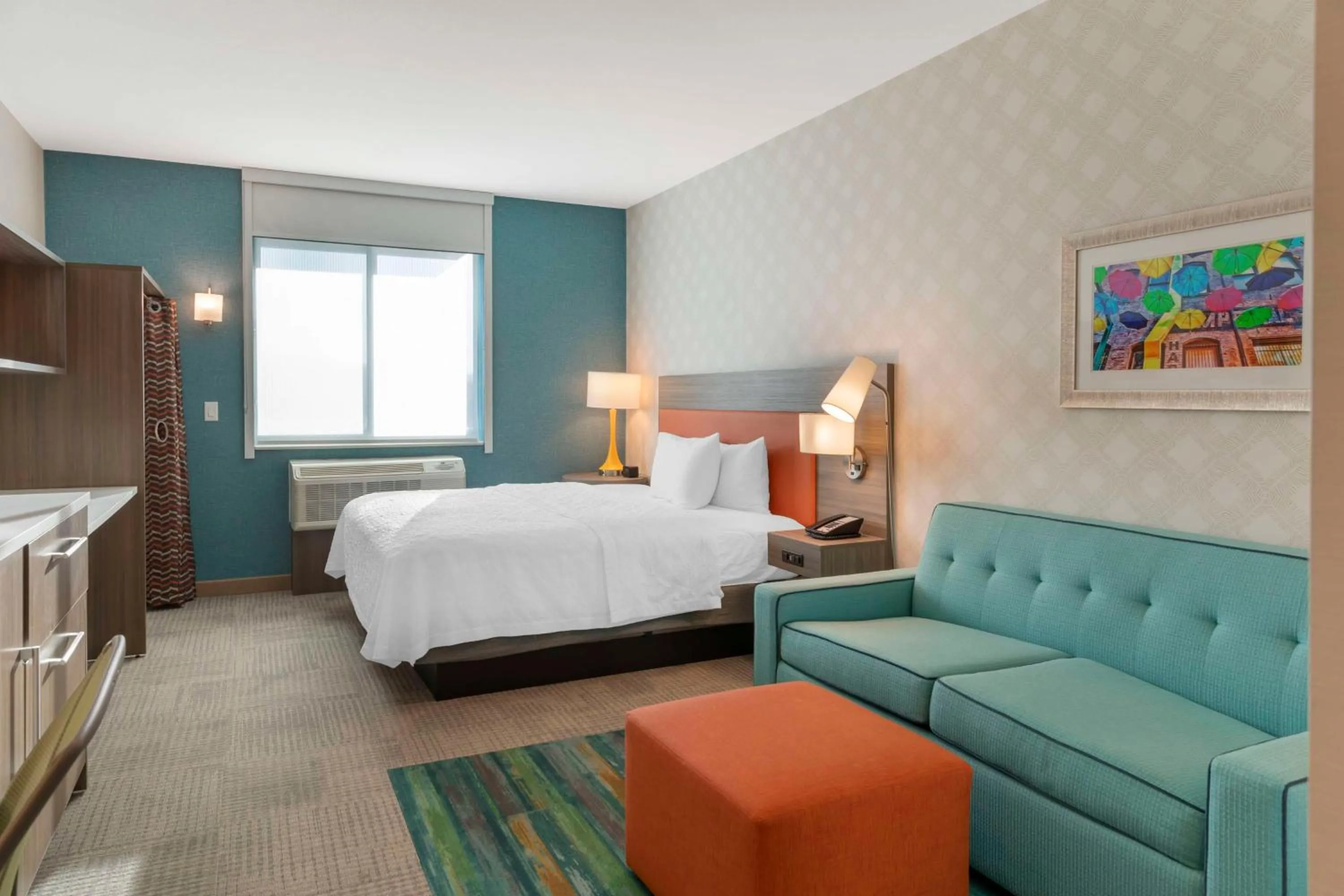 Living room, Bed in Home2 Suites By Hilton Redlands