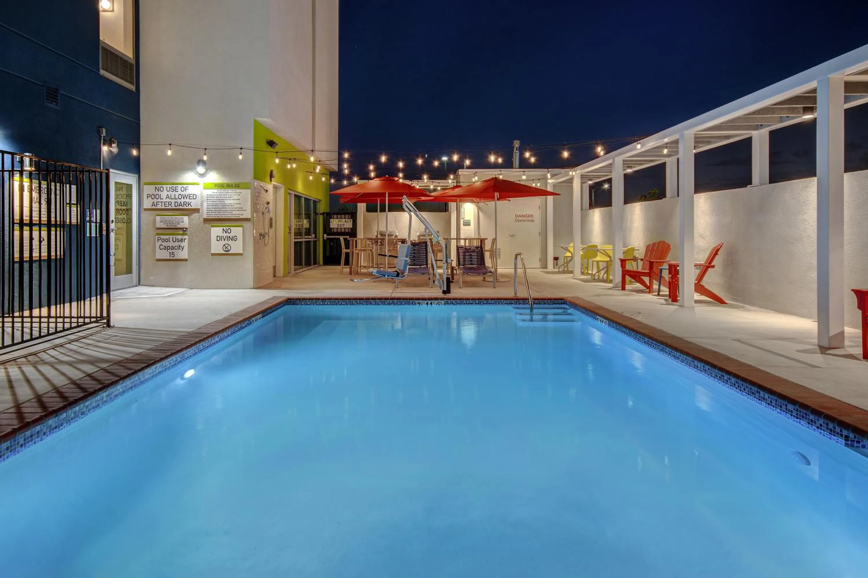 Swimming pool in Home2 Suites By Hilton Garden Grove
