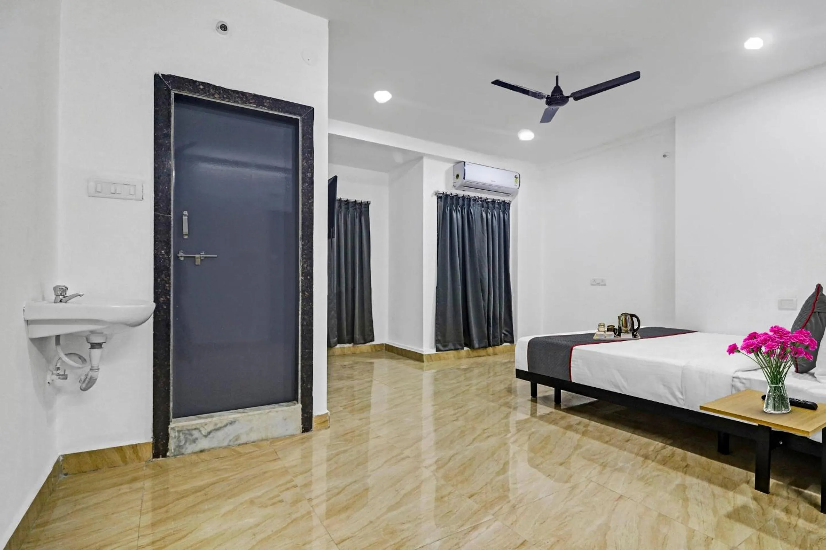 Bedroom, Bed in Townhouse De Alphabet Hotel