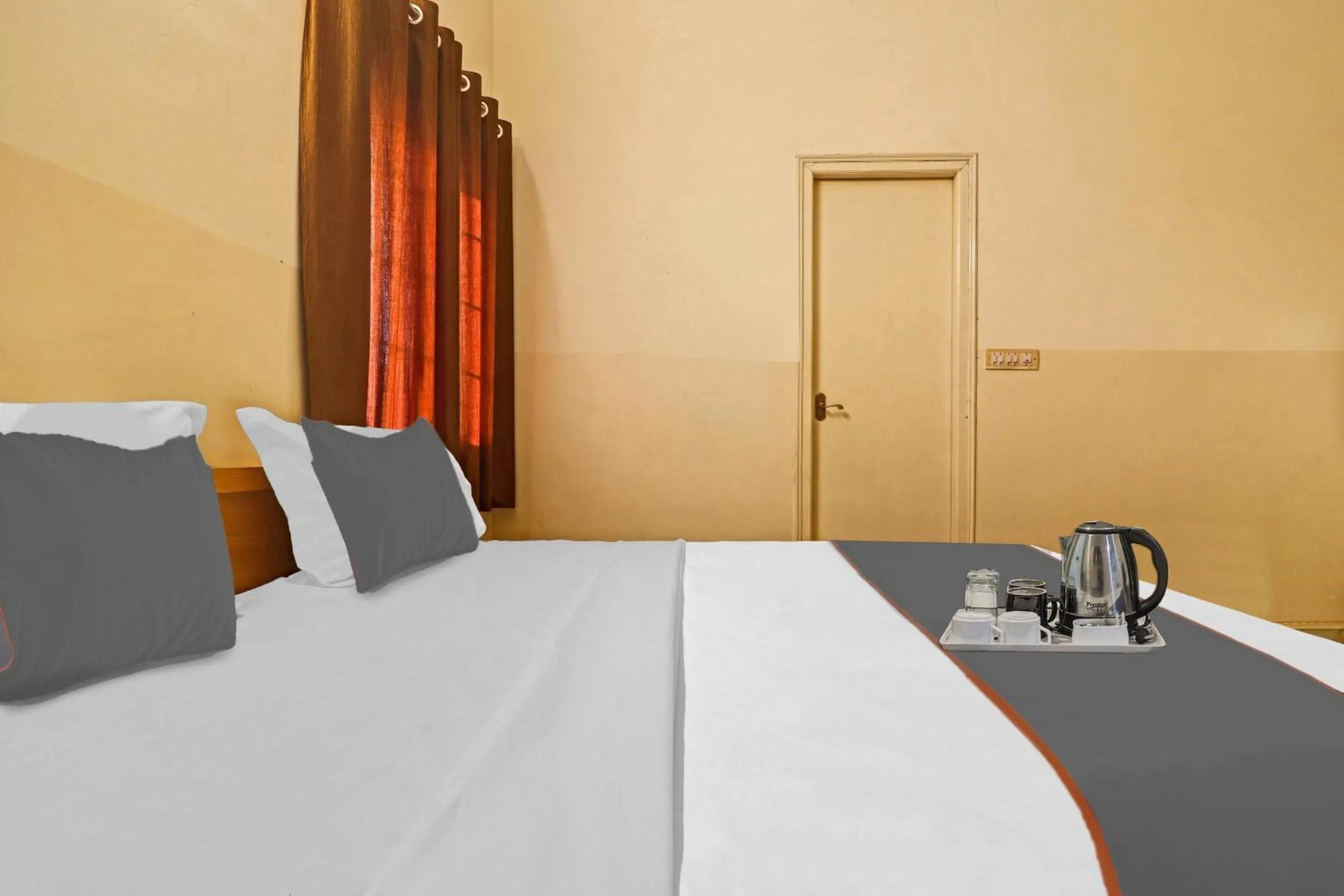 Bedroom, Bed in Capital O Samrat Palace Near Nampally Station