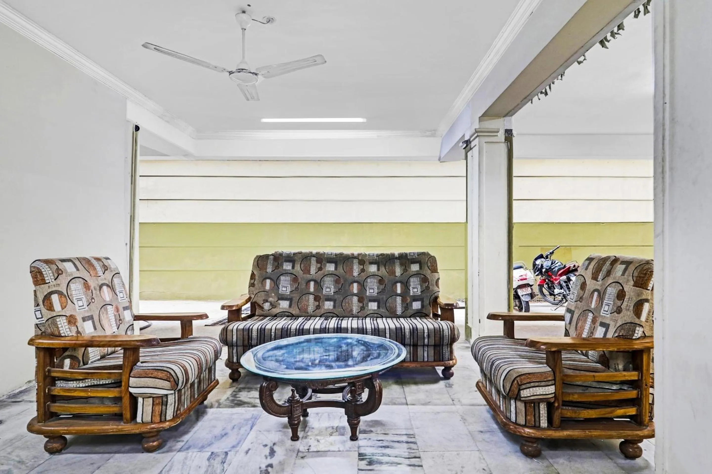 Lobby or reception in Capital O Samrat Palace Near Nampally Station