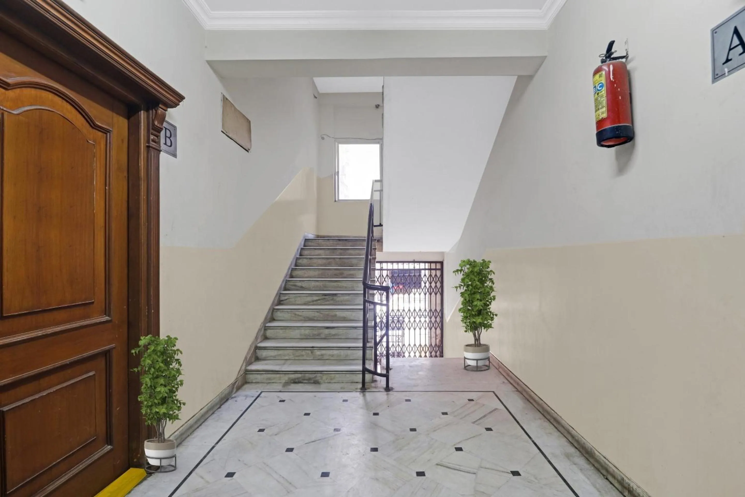 Lobby or reception in Capital O Samrat Palace Near Nampally Station