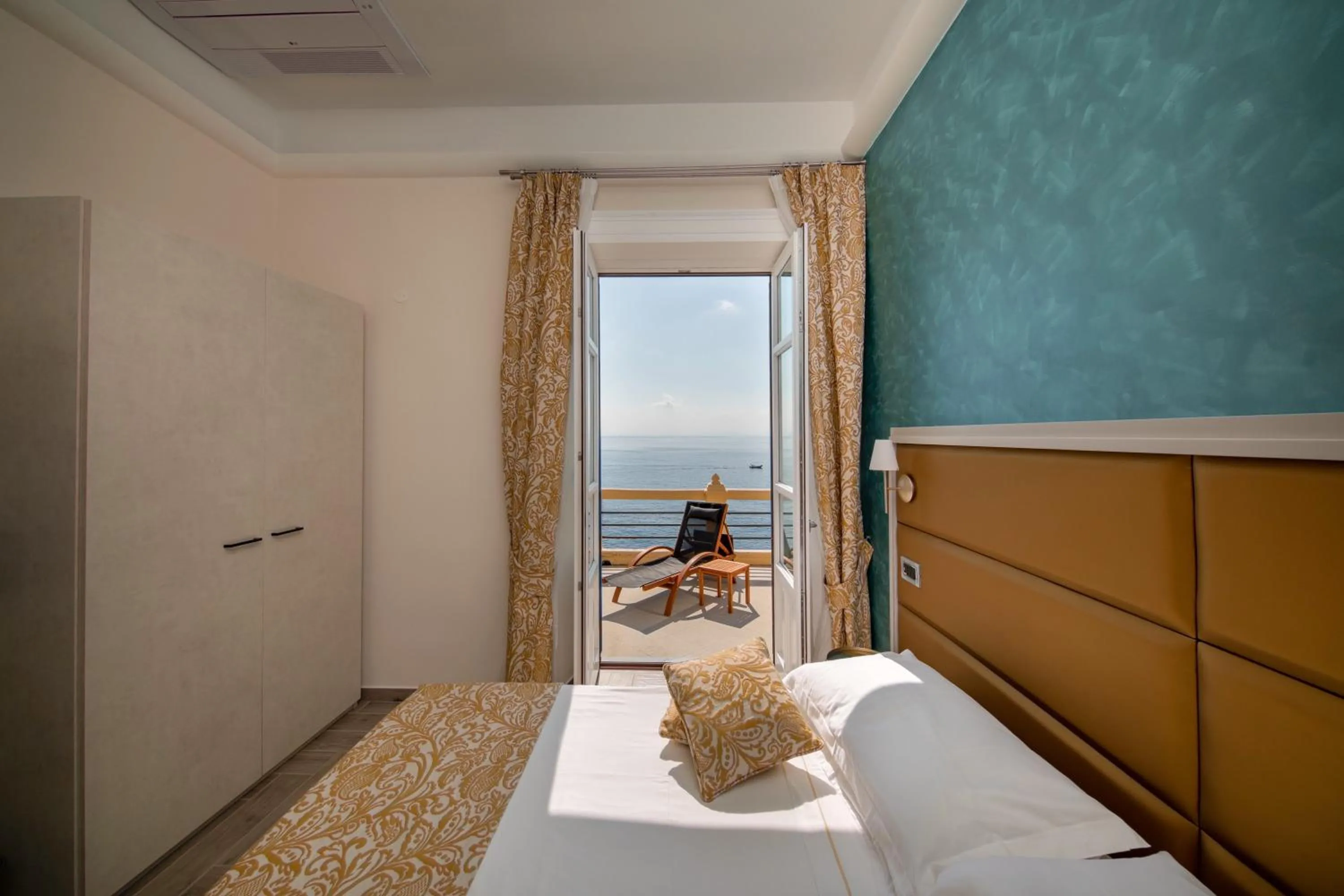 Balcony/Terrace, Bed in Hotel L'Ariana ISOLE EOLIE - UNA Esperienze