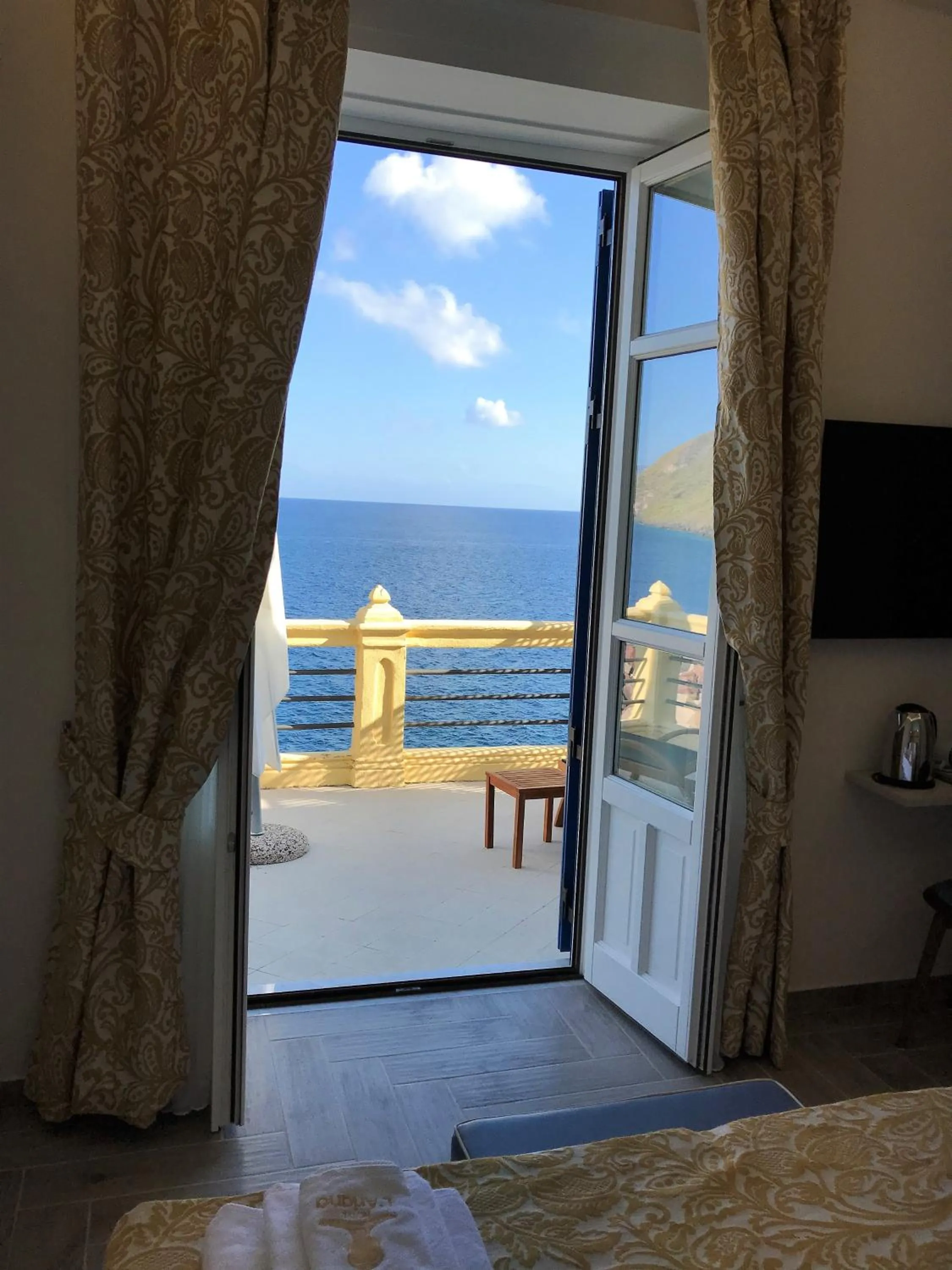 Balcony/Terrace in Hotel L'Ariana ISOLE EOLIE - UNA Esperienze