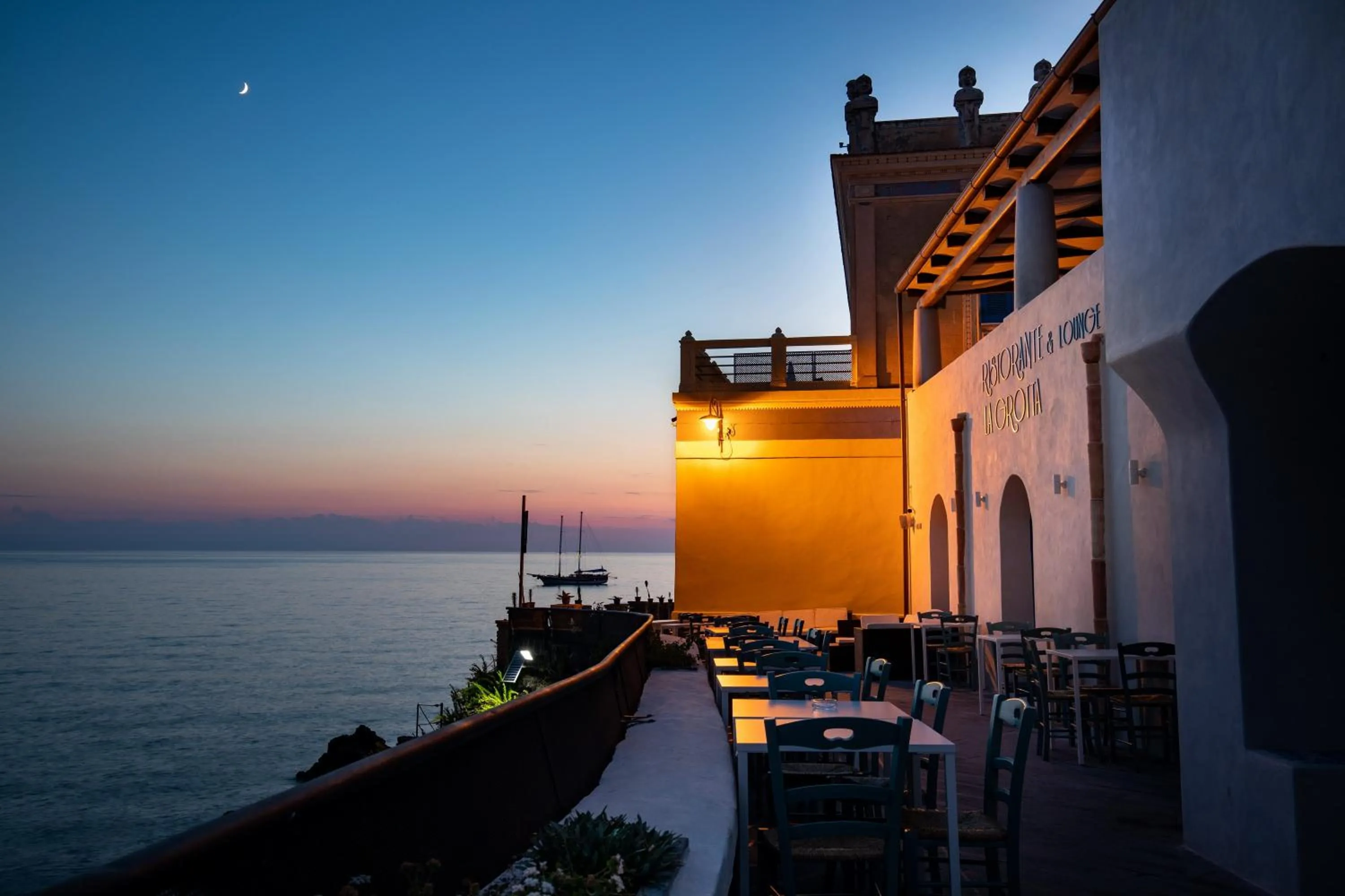 Lounge or bar in Hotel L'Ariana ISOLE EOLIE - UNA Esperienze