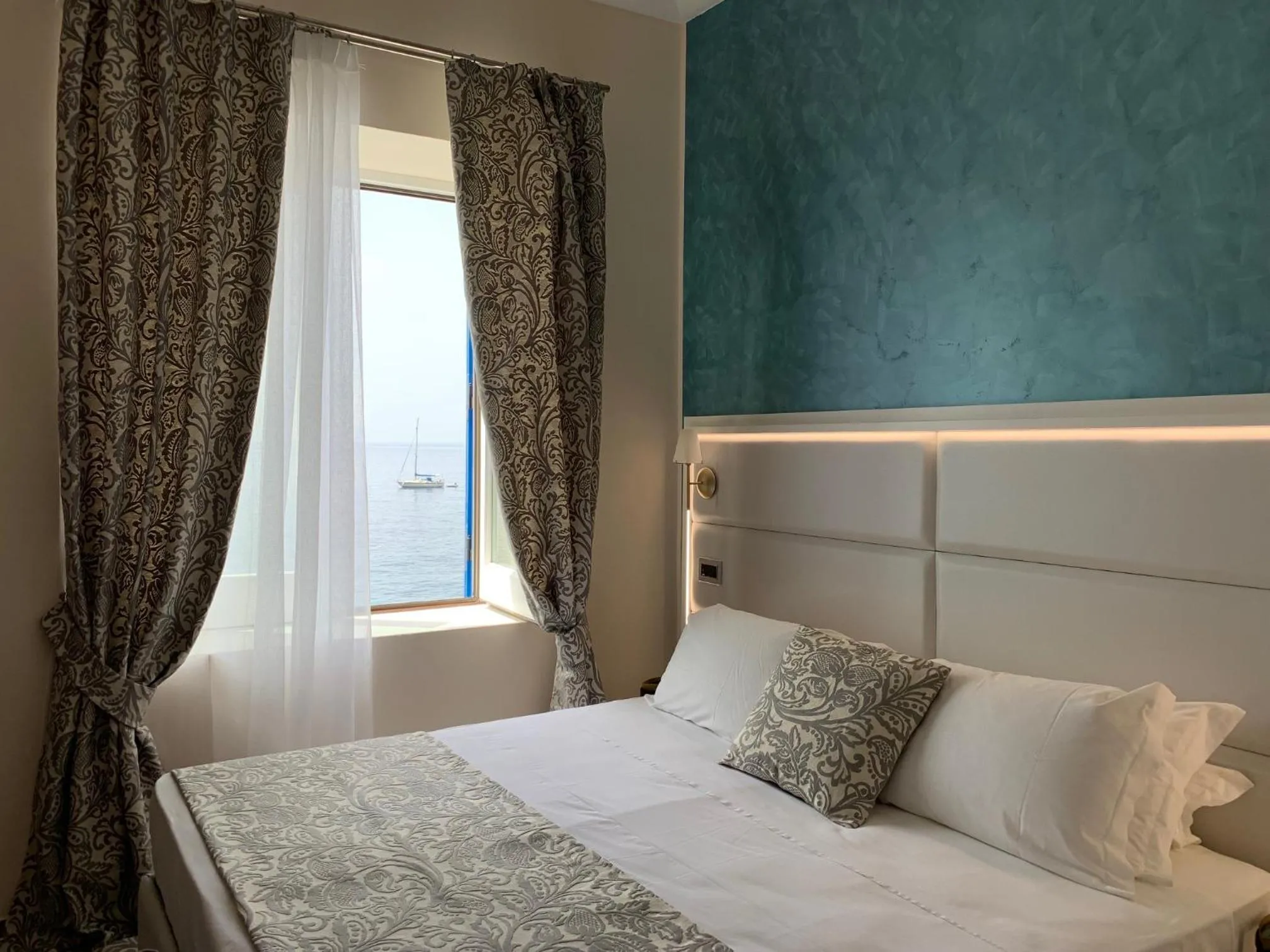 Bed in Hotel L'Ariana ISOLE EOLIE - UNA Esperienze