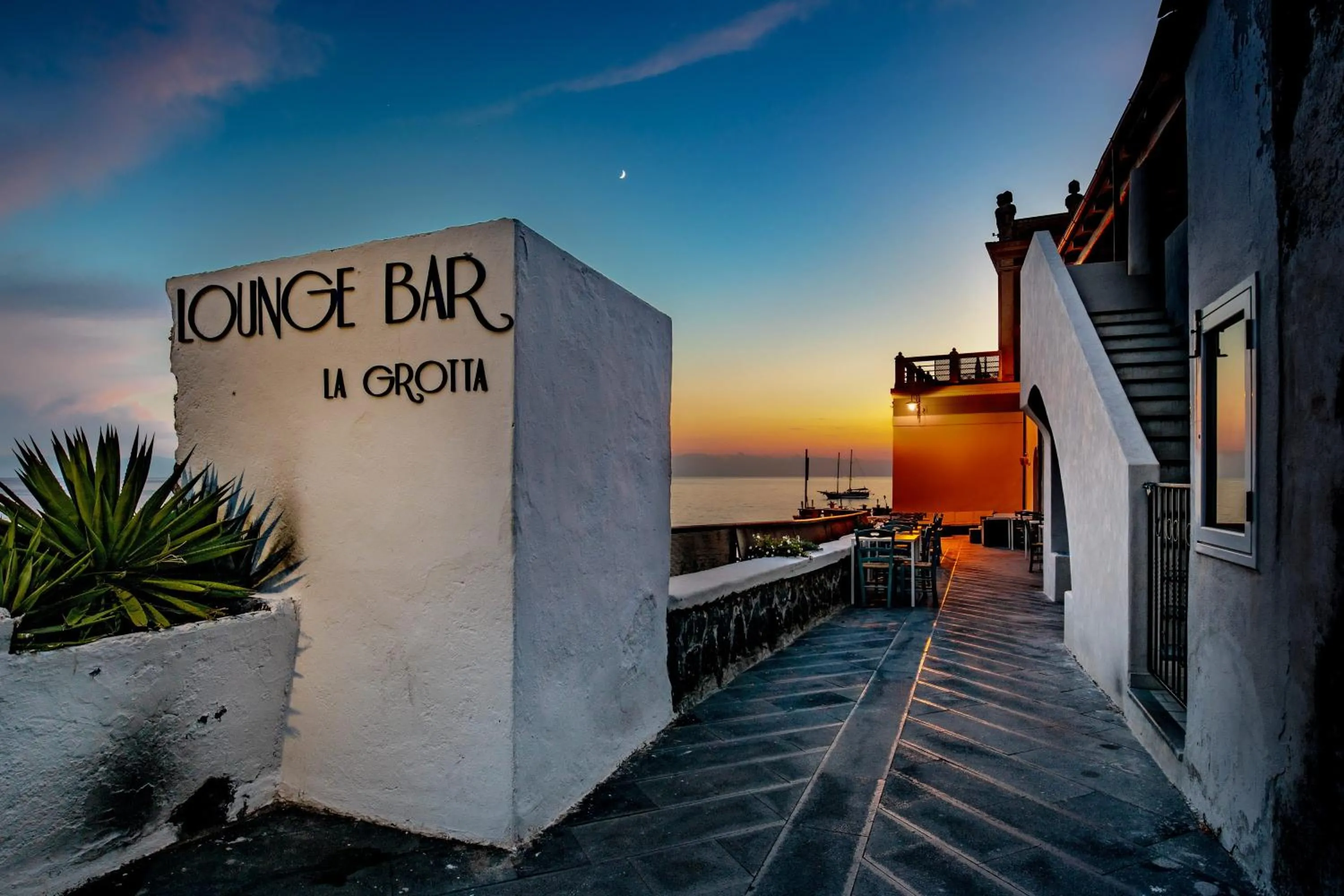 Lounge or bar in Hotel L'Ariana ISOLE EOLIE - UNA Esperienze