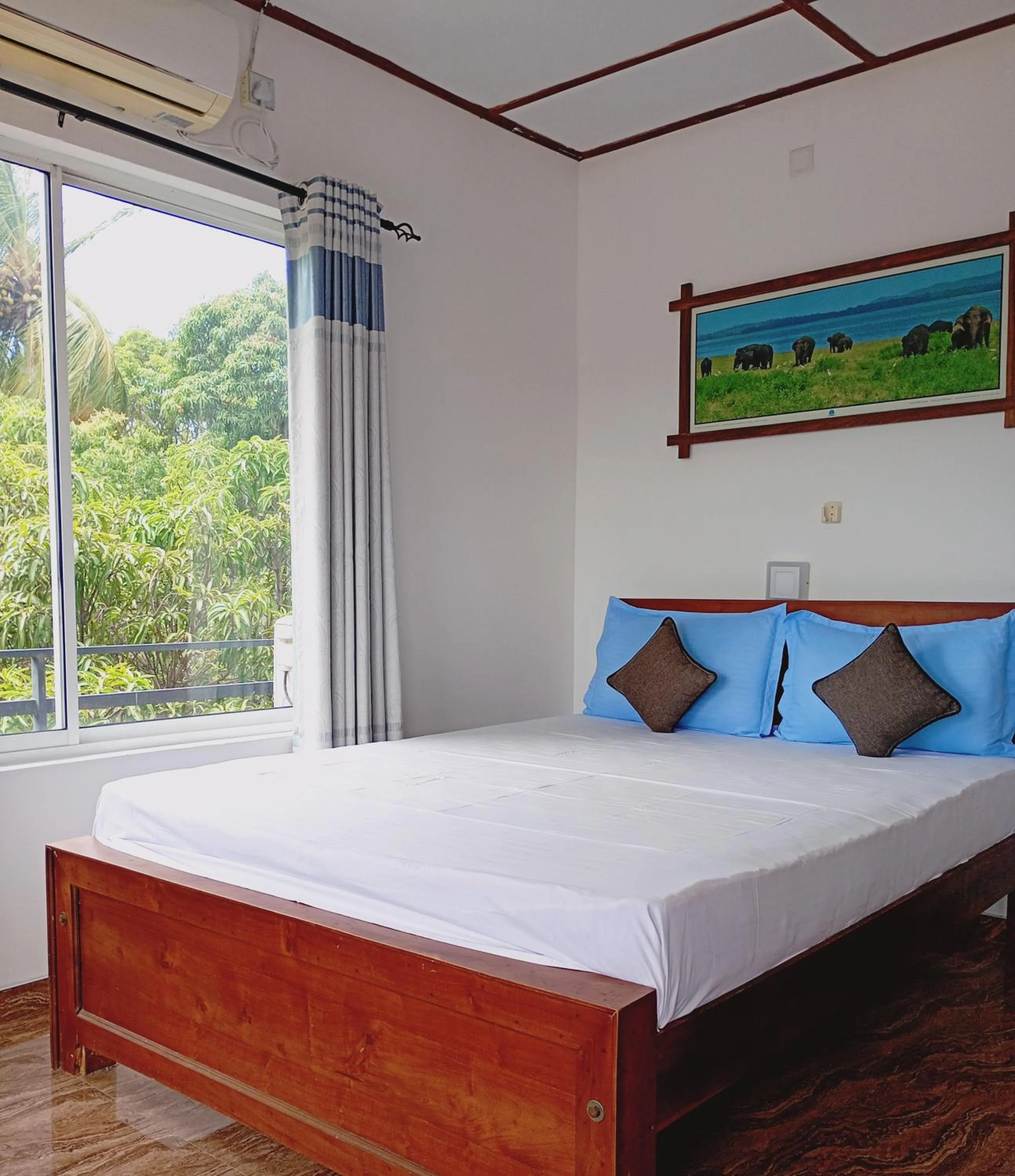 Deluxe Double Room with Balcony in Thisara Guest House