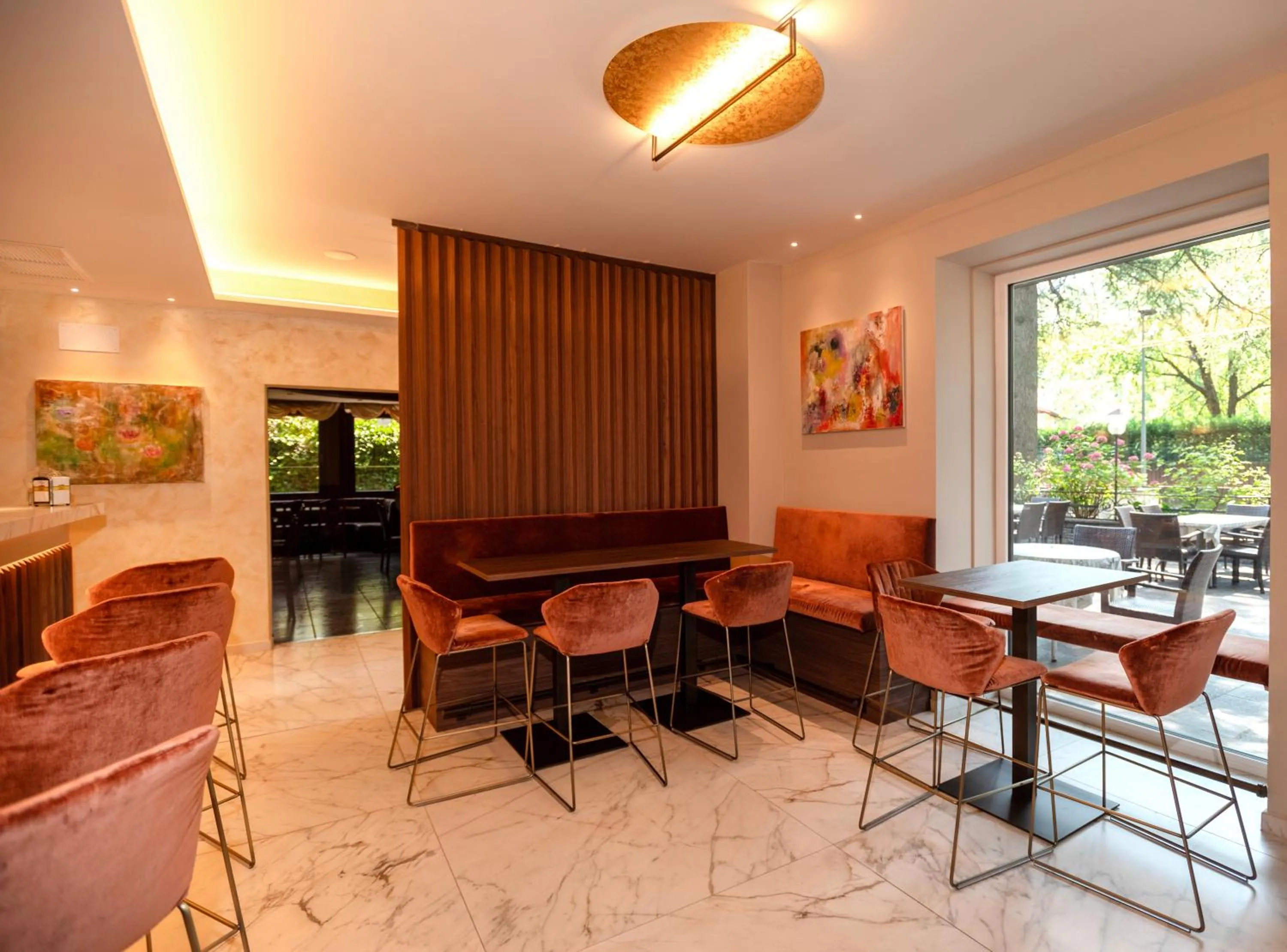 Restaurant/places to eat in Hotel Chrys