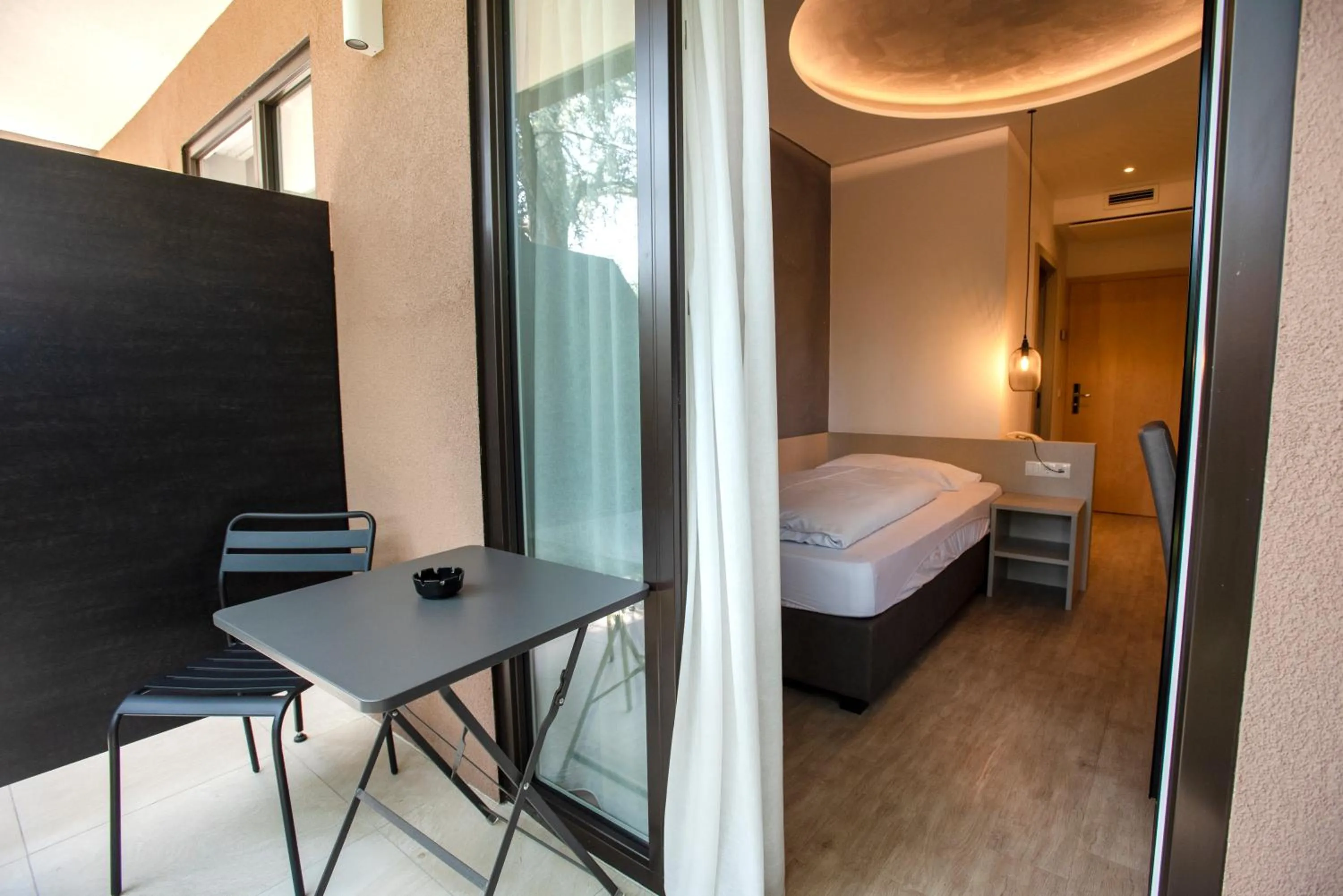 Balcony/Terrace, Bed in Hotel Chrys