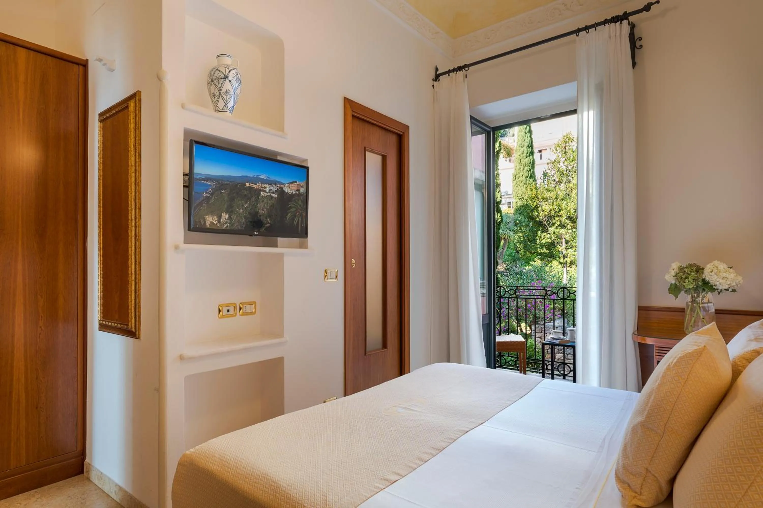 Bedroom, Bed in Hotel Villa Schuler