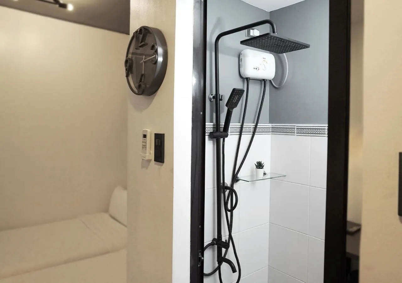 Shower in mySTAY Hotel BGC East