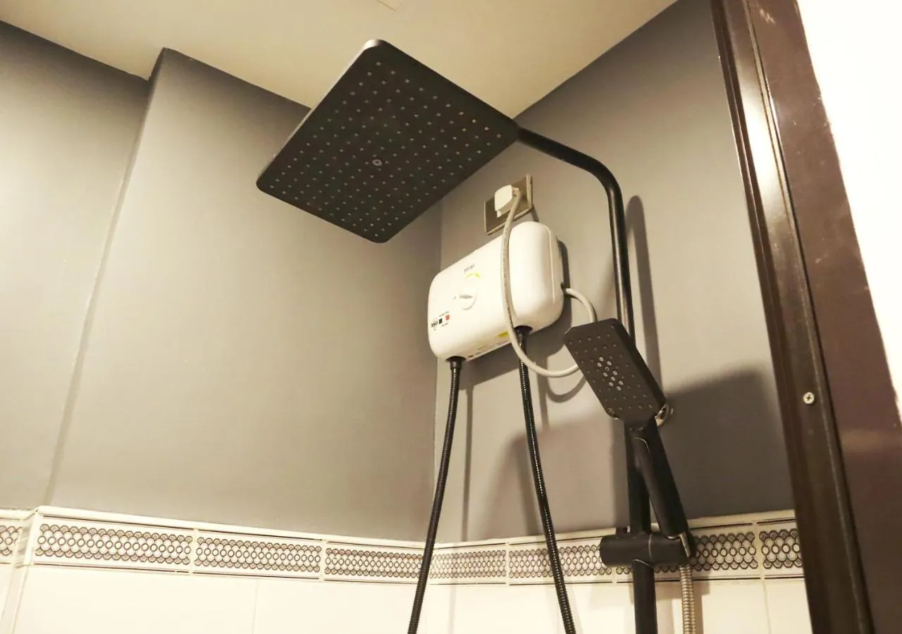 Shower in mySTAY Hotel BGC East