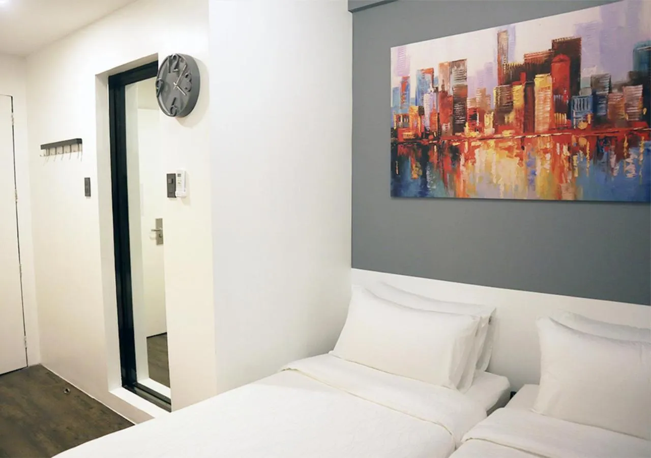 Bedroom, Bed in mySTAY Hotel BGC East