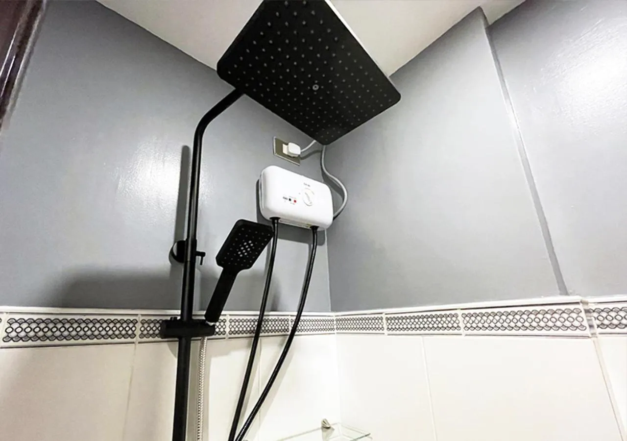 Shower in mySTAY Hotel BGC East