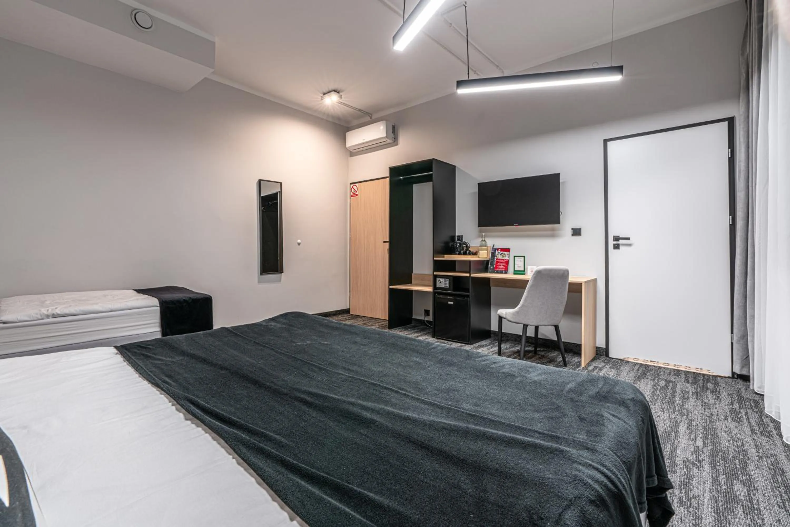 Photo of the whole room, Bed in VANTA Business Center