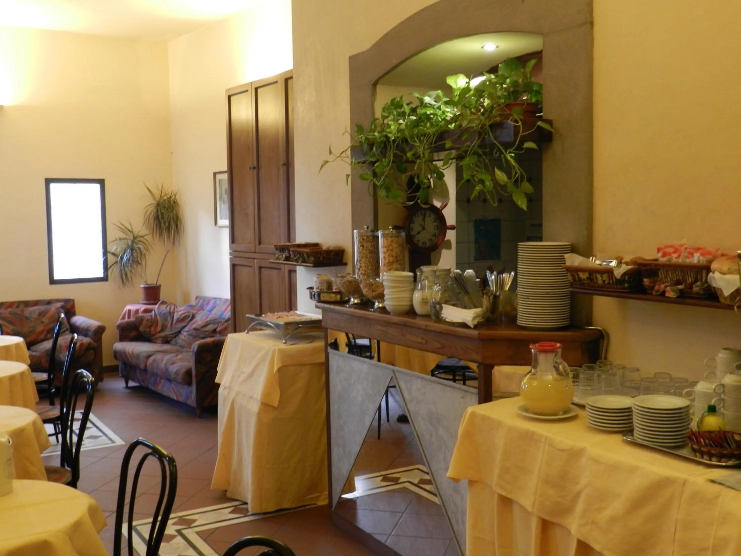 Restaurant/places to eat in Hotel Monica