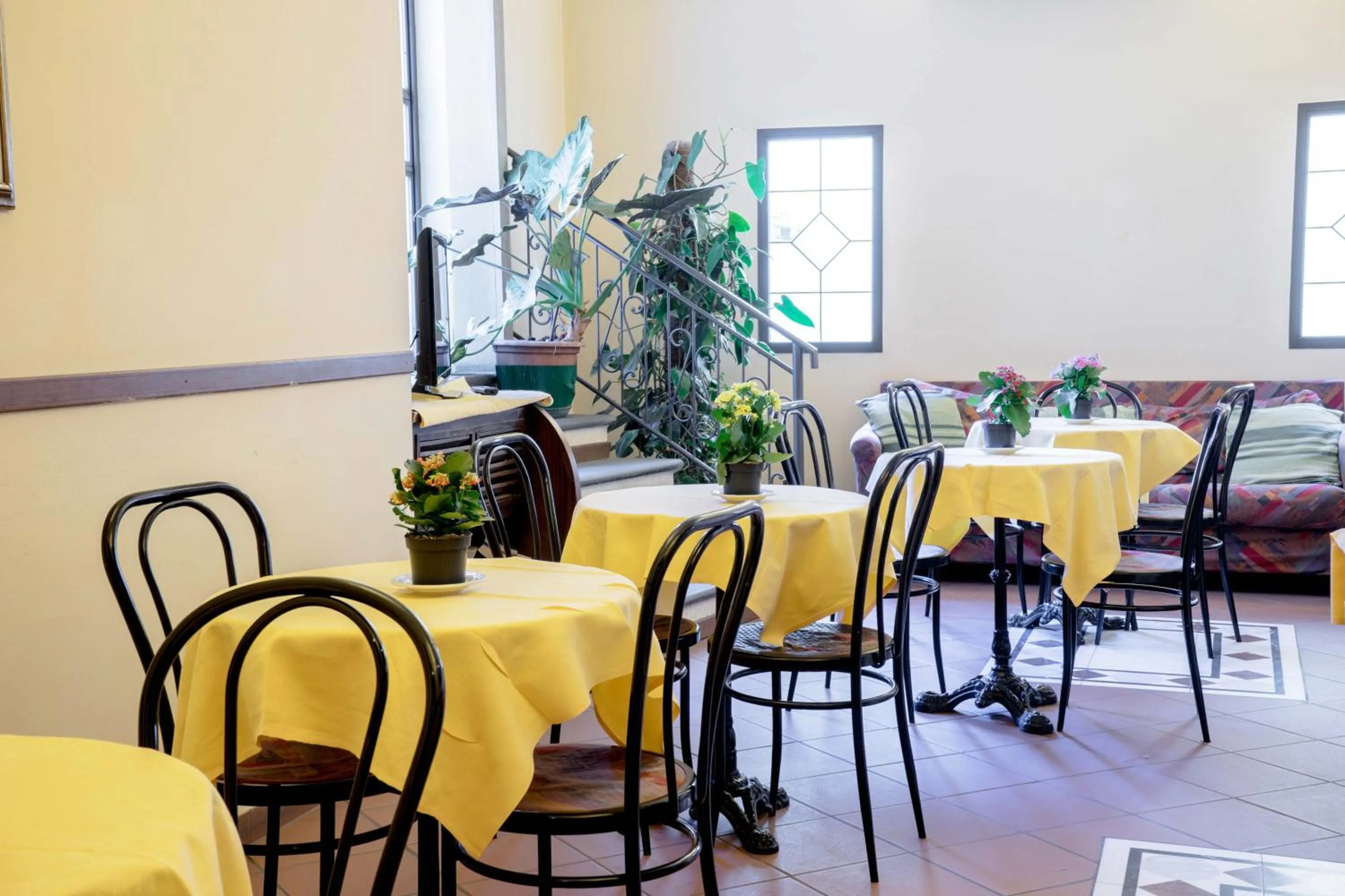 Restaurant/places to eat in Hotel Monica