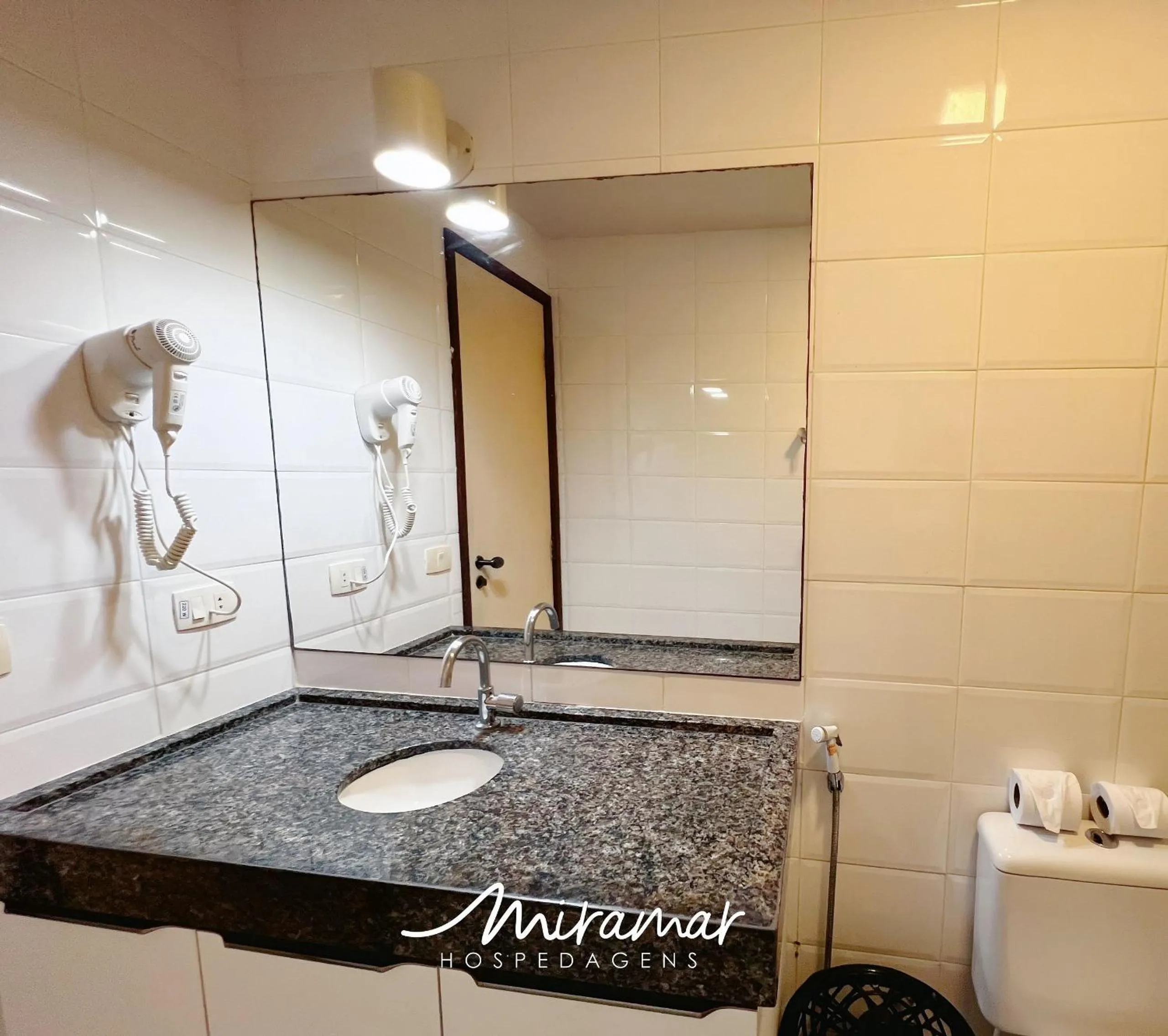 Toilet in Ambassador Unidades Autônomas