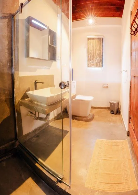 Bathroom, Bed in Hill Safari - Tea Estate Villa