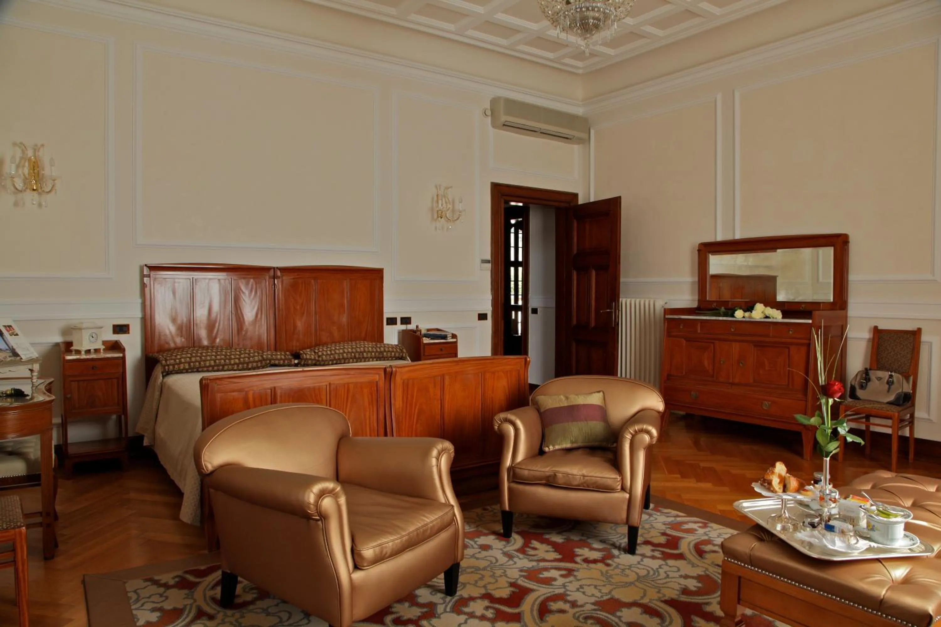 Seating area, Bed in Hotel Villa Del Sogno
