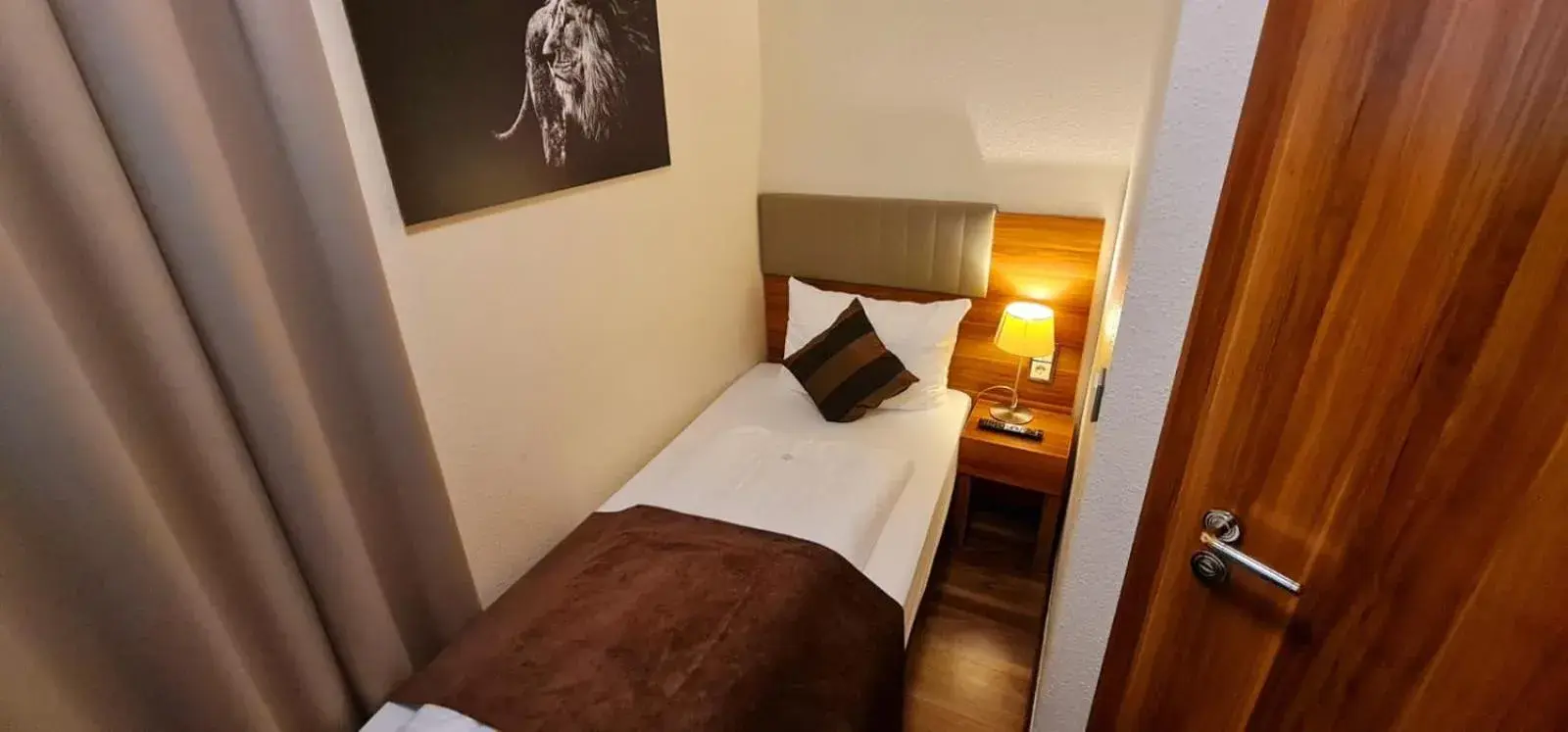 Single Room with Private Bathroom in Hotel Frankfurt Messe Single Room with Private Bathroom in Hotel Frankfurt Messe