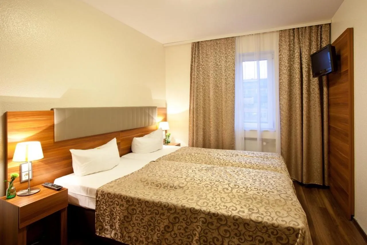 Bedroom, Bed in Hotel Frankfurt Messe