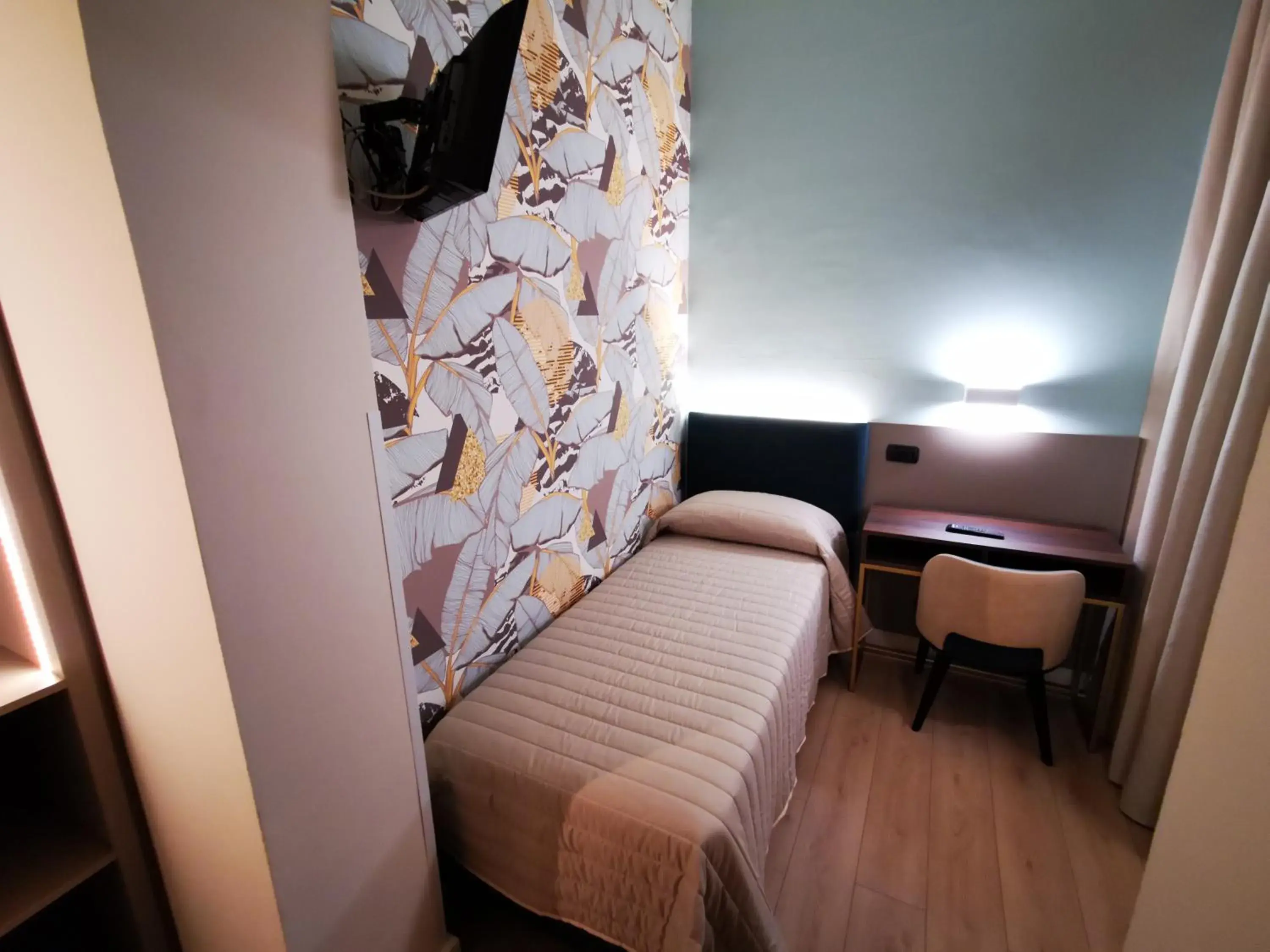 Single Room in Hotel Balcony Single Room in Hotel Balcony