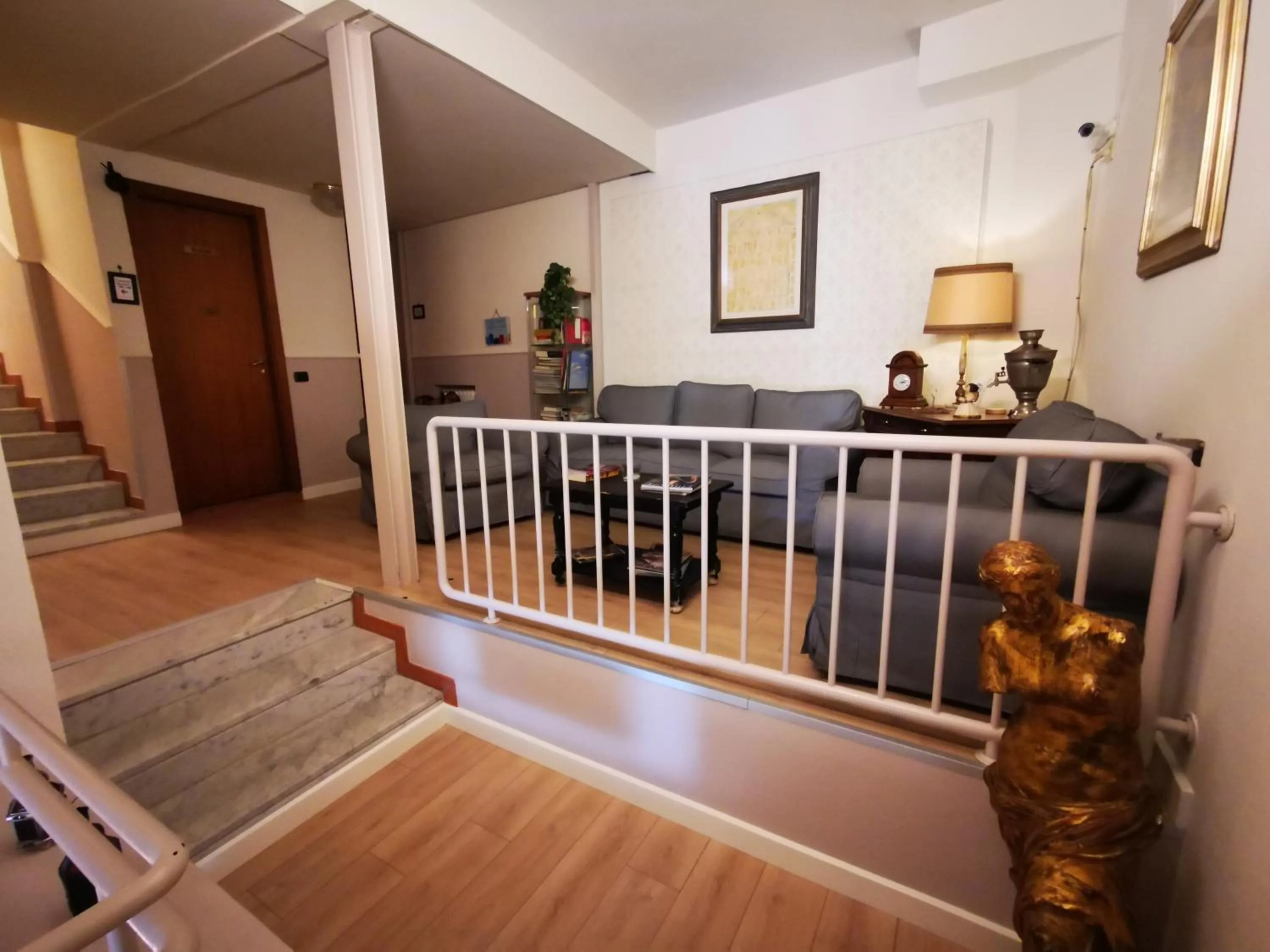 Communal lounge/ TV room in Hotel Balcony