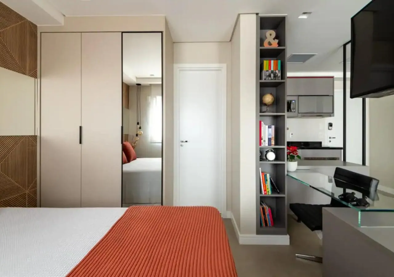 wardrobe, Bed in Charming Studio - GRU 2001