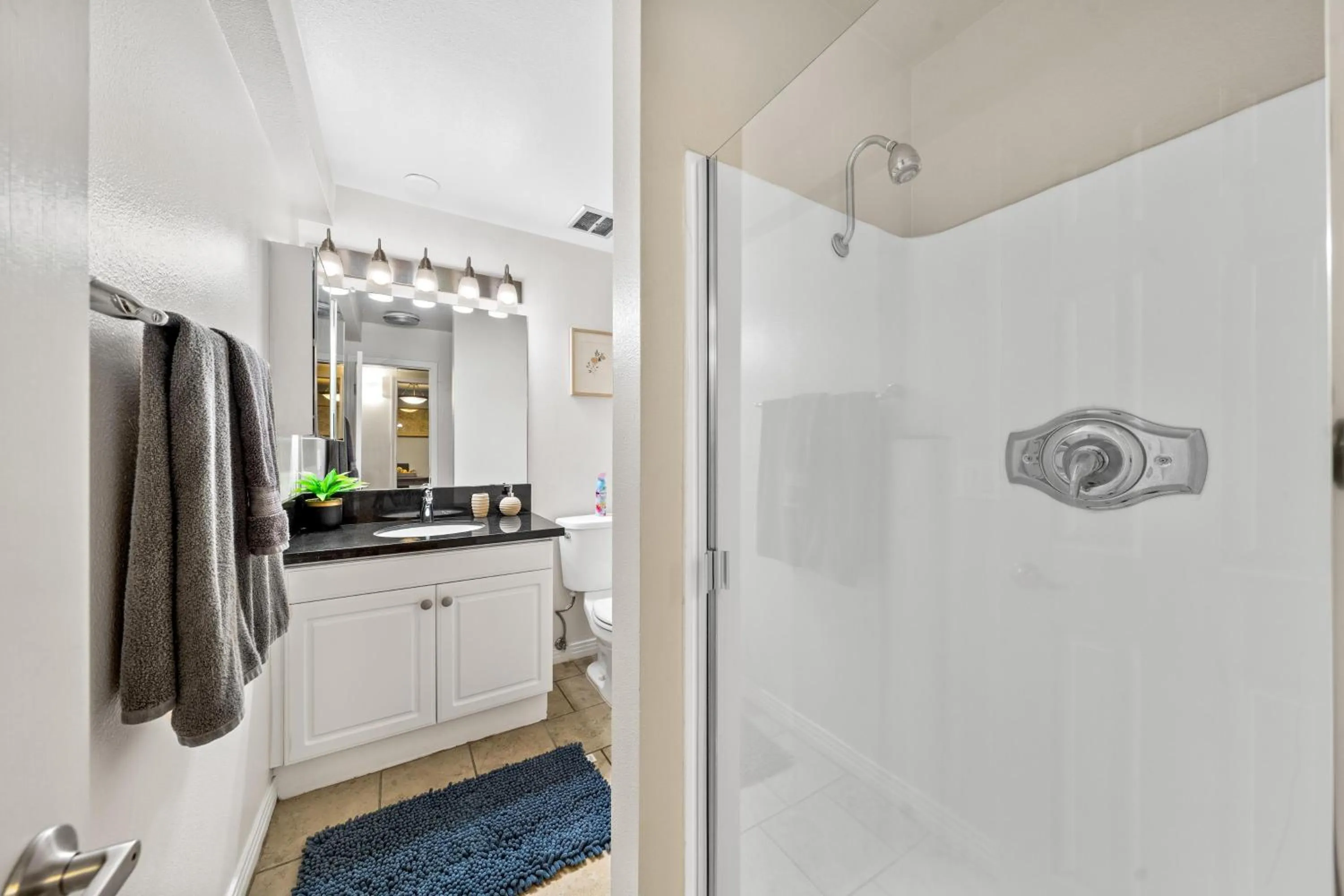 Bathroom in The tulip Marina Highrise with ocean view
