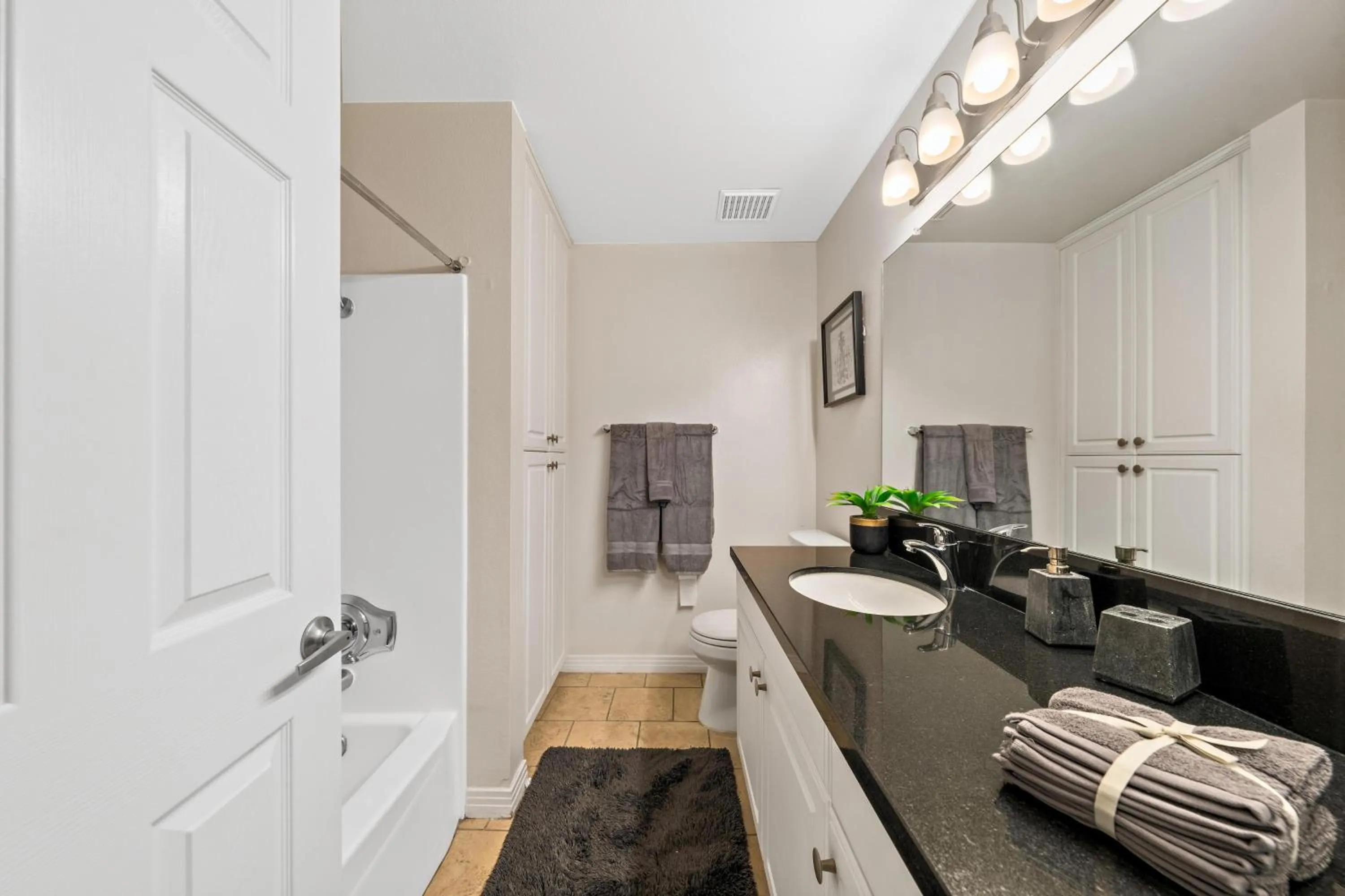 Bathroom in The tulip Marina Highrise with ocean view