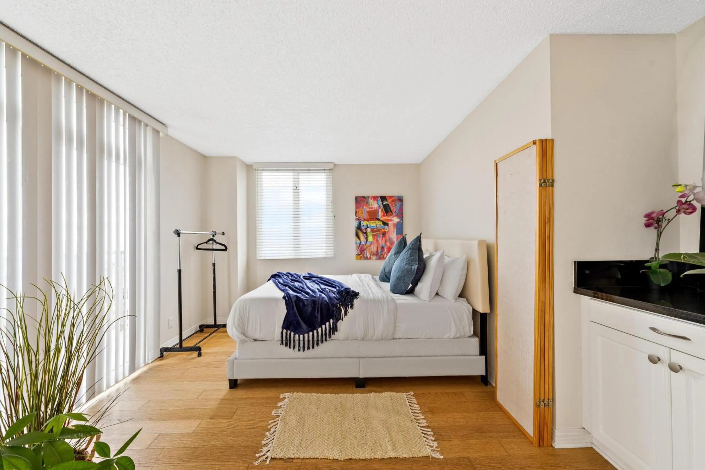 Bedroom, Bed in The tulip Marina Highrise with ocean view