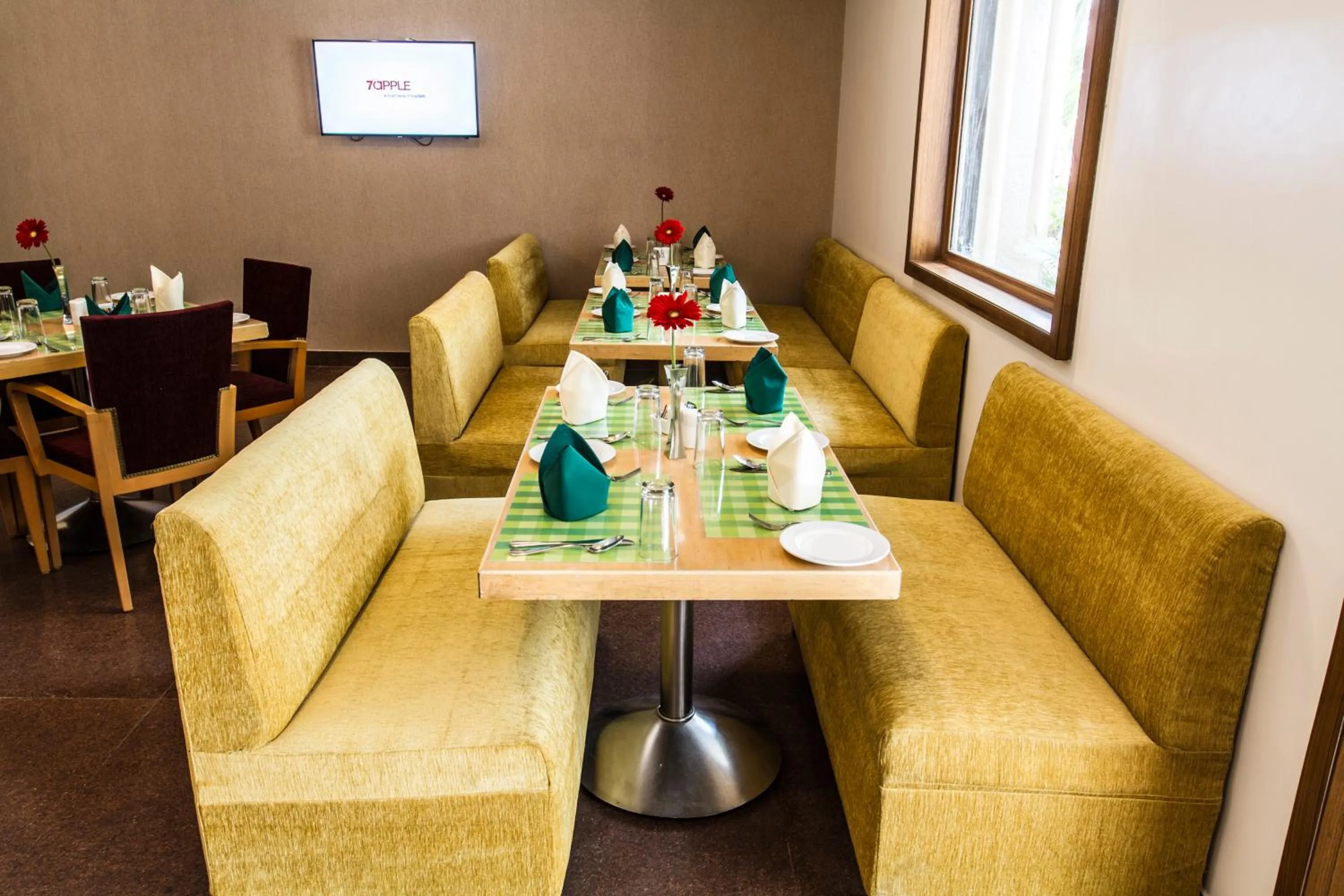 Restaurant/places to eat in 7 Apple Hotel Pimpri Pune