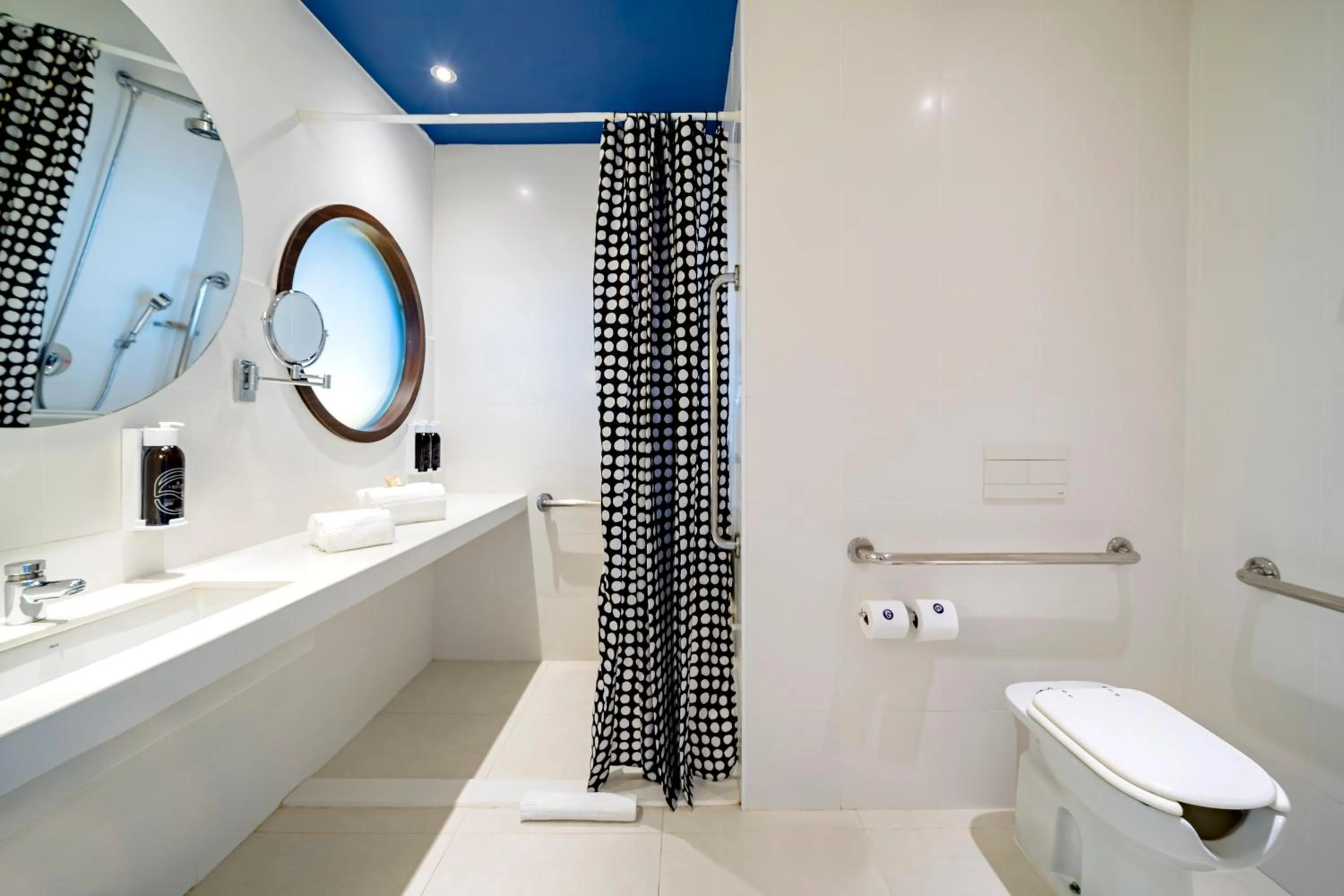 Shower in Lagune Barra Hotel