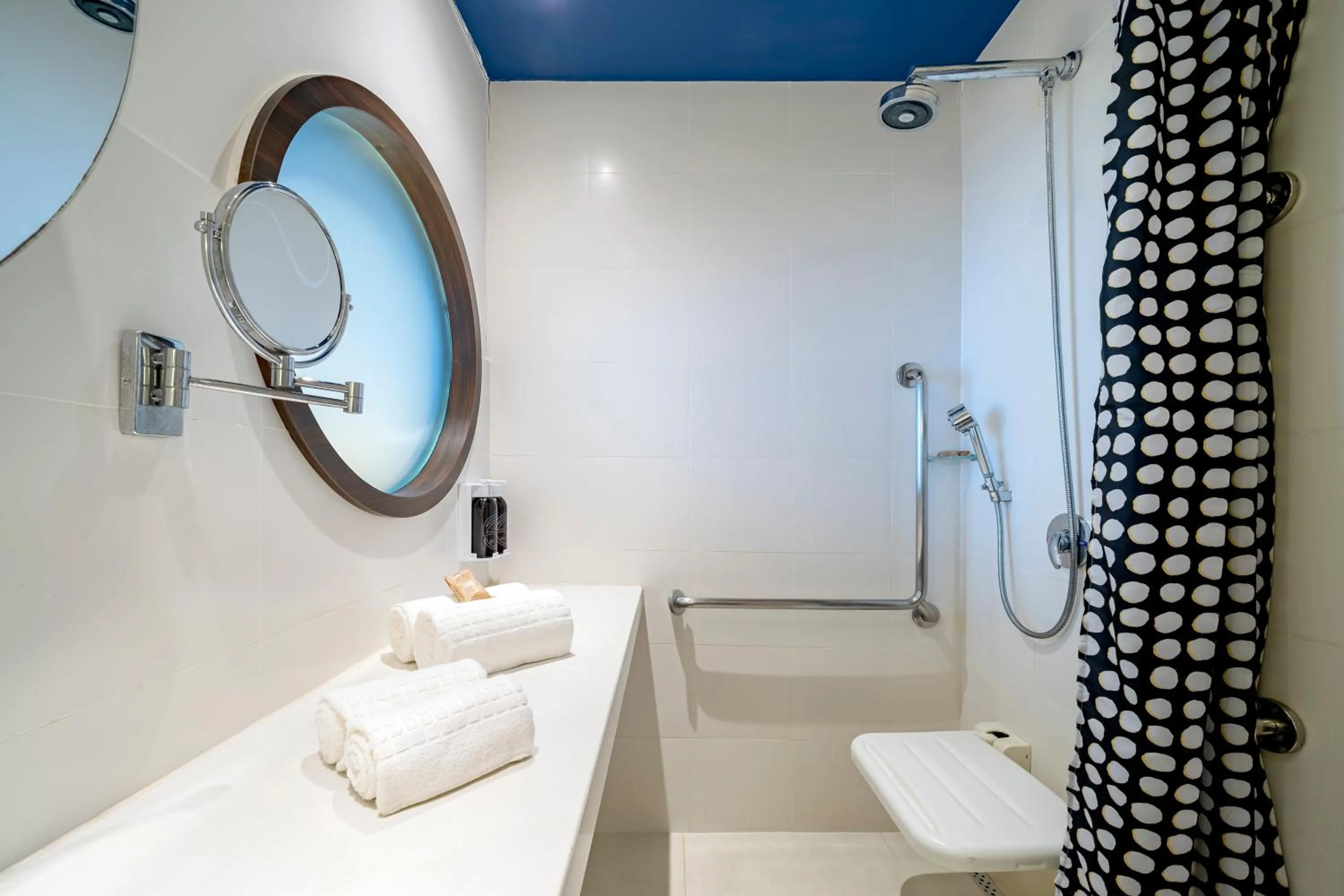 Shower in Lagune Barra Hotel