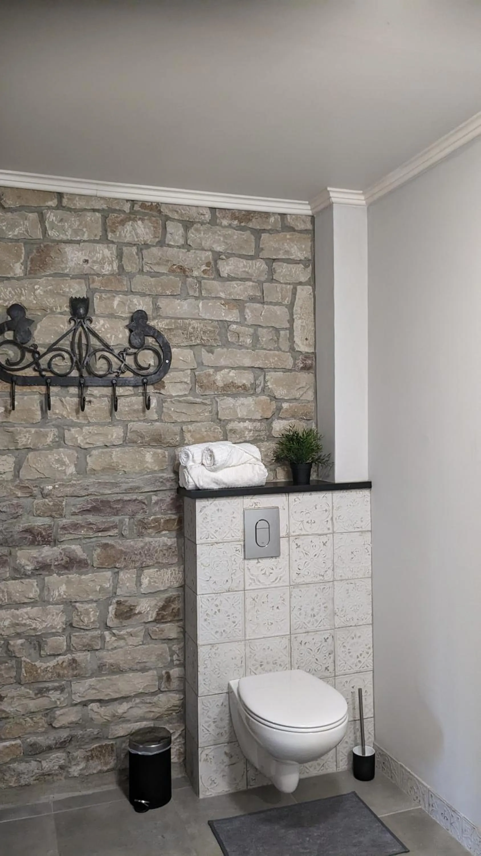 Toilet in Manoir La Cerise