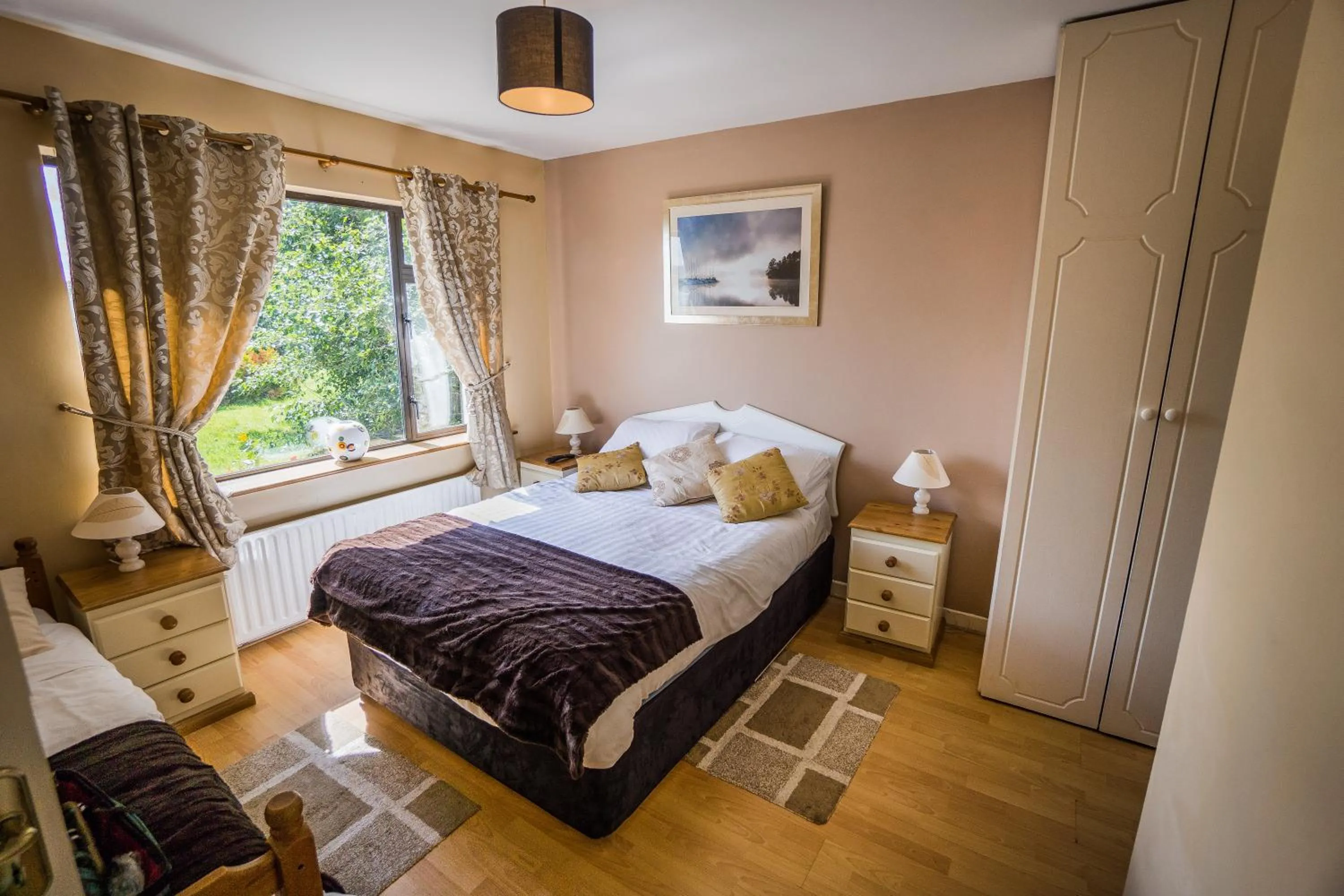 Bedroom, Bed in Castle View House